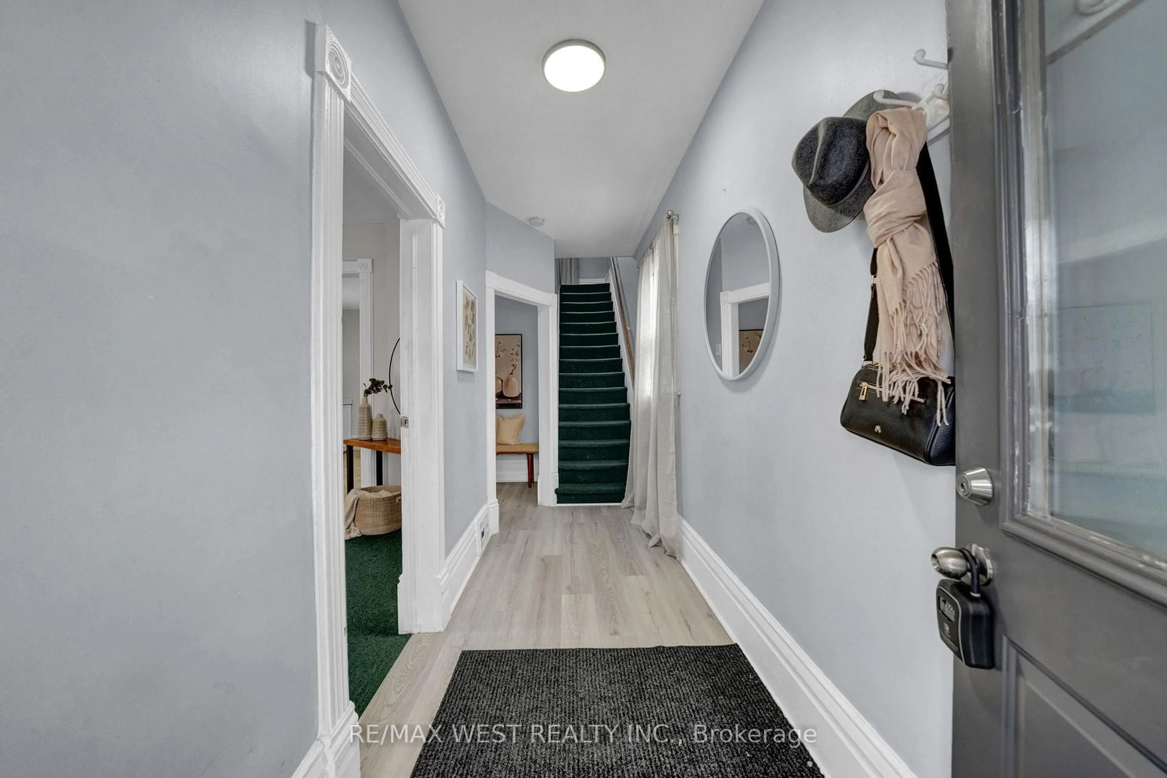 Indoor entryway for 164 Albert St, Oshawa Ontario L1H 4R2