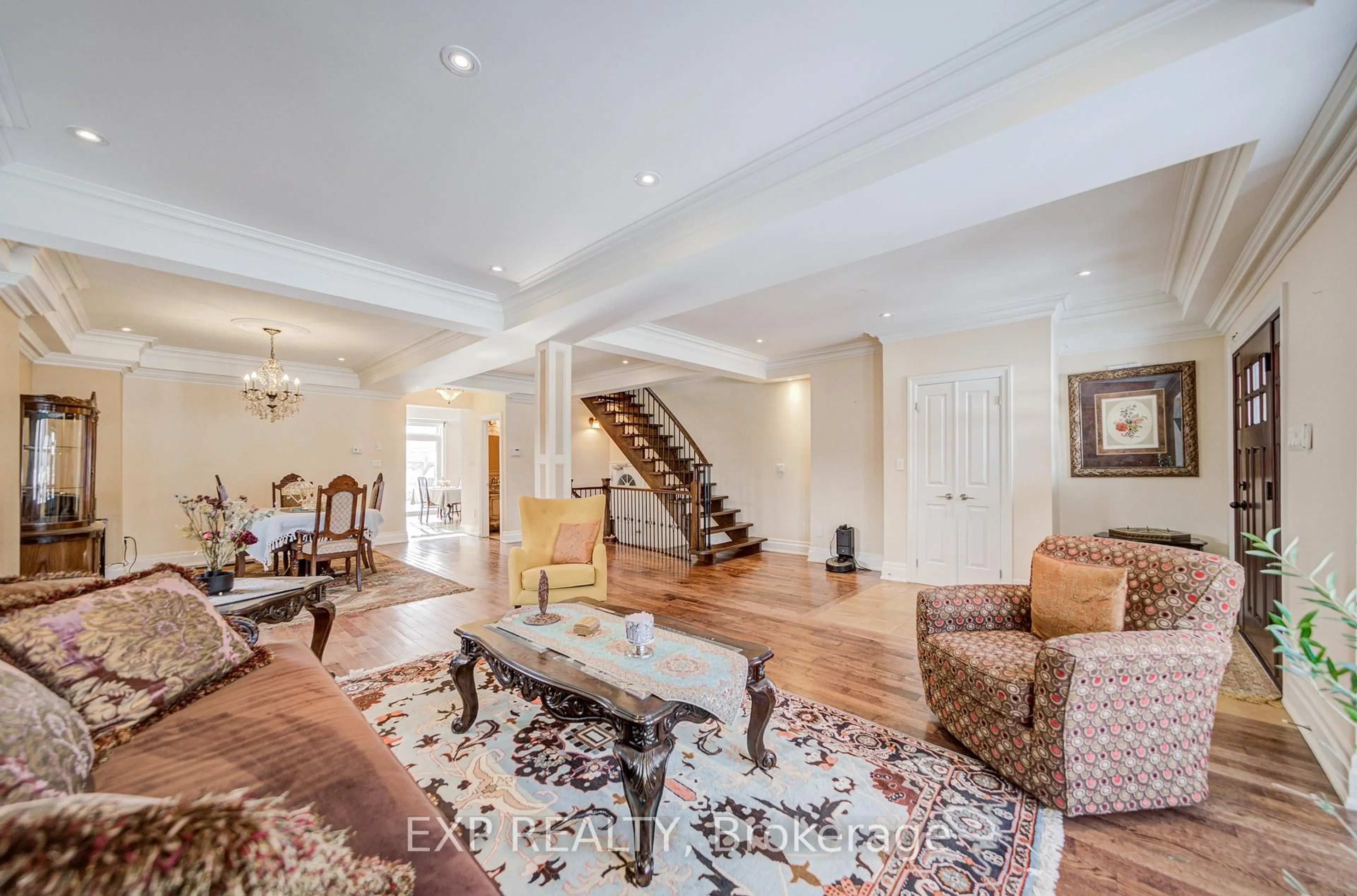 Indoor foyer for 11 Bellvare Cres, Toronto Ontario M1R 2M8