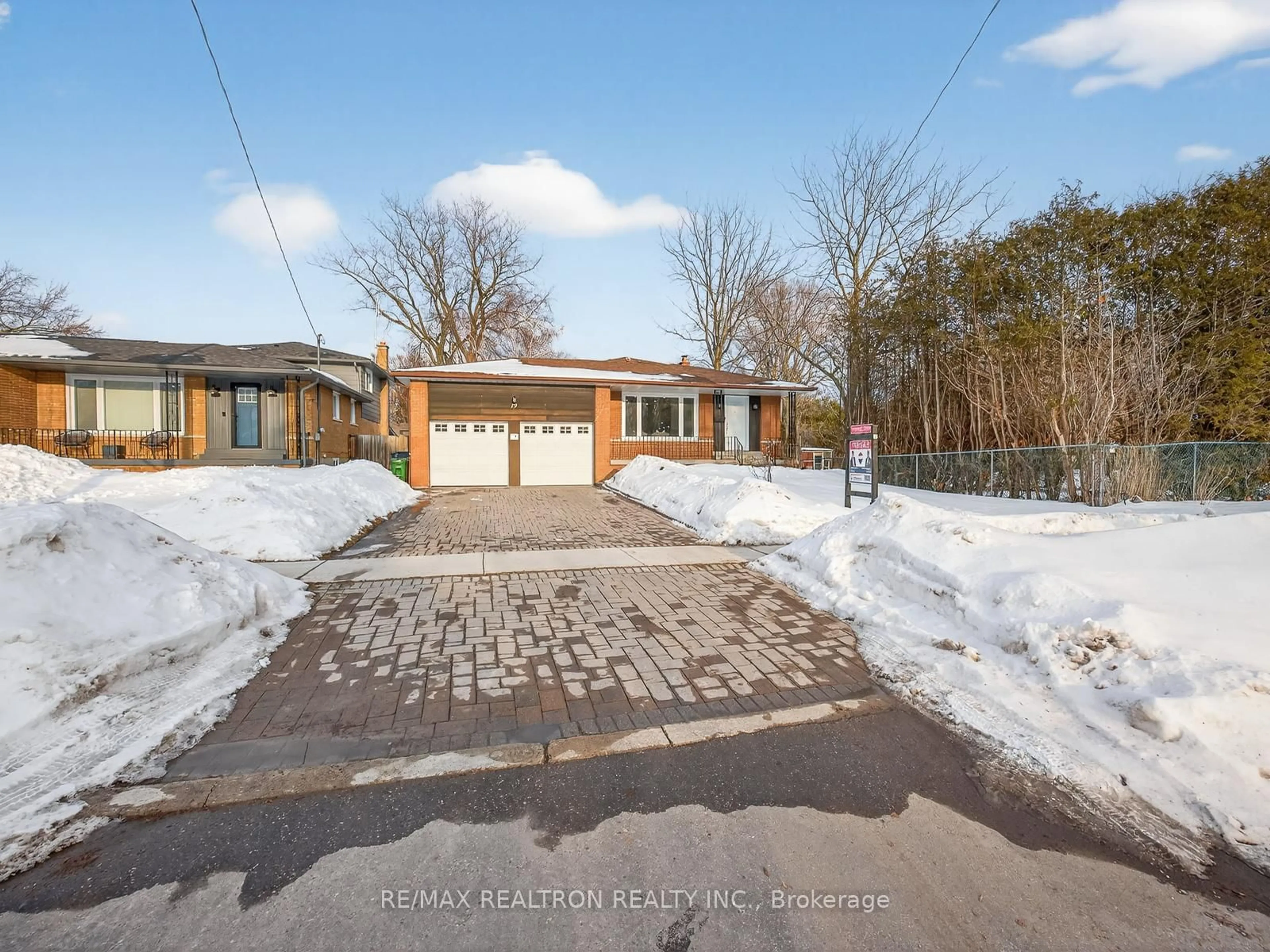 A pic from outside/outdoor area/front of a property/back of a property/a pic from drone, street for 19 Shoreview Dr, Toronto Ontario M1E 3R1