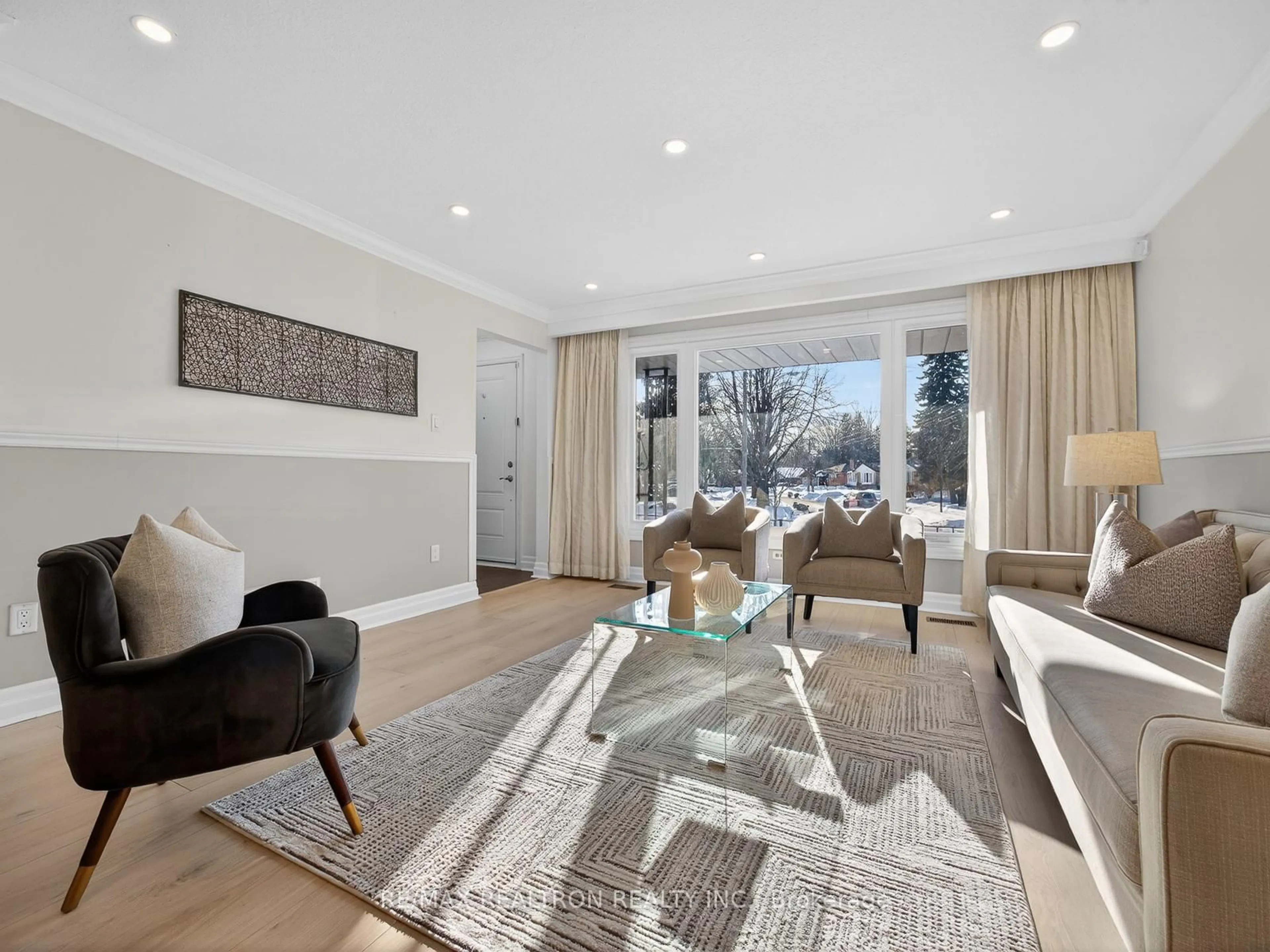 Living room with furniture, unknown for 19 Shoreview Dr, Toronto Ontario M1E 3R1