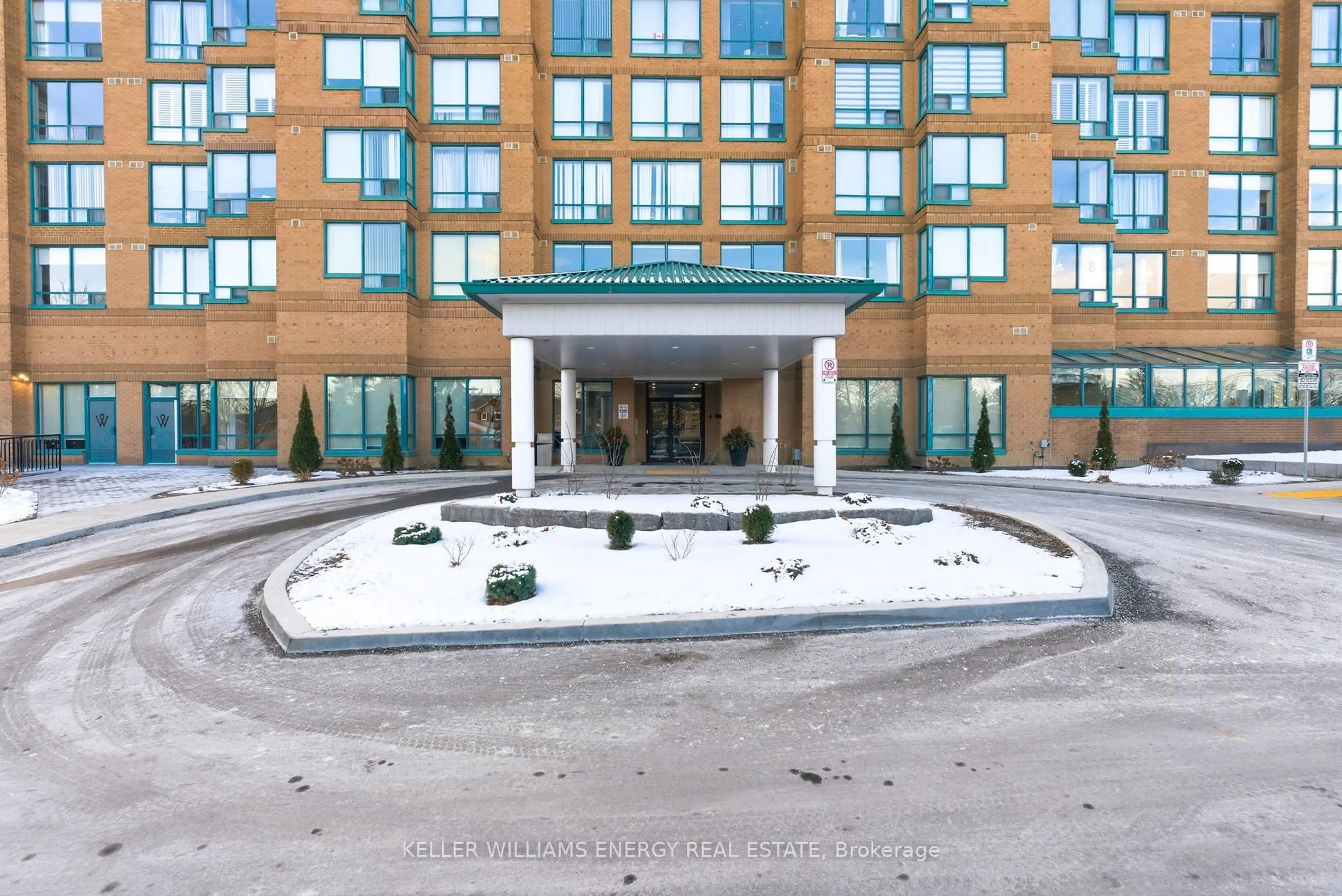 Indoor foyer for 711 Rossland Rd #901, Whitby Ontario L1N 8Z1