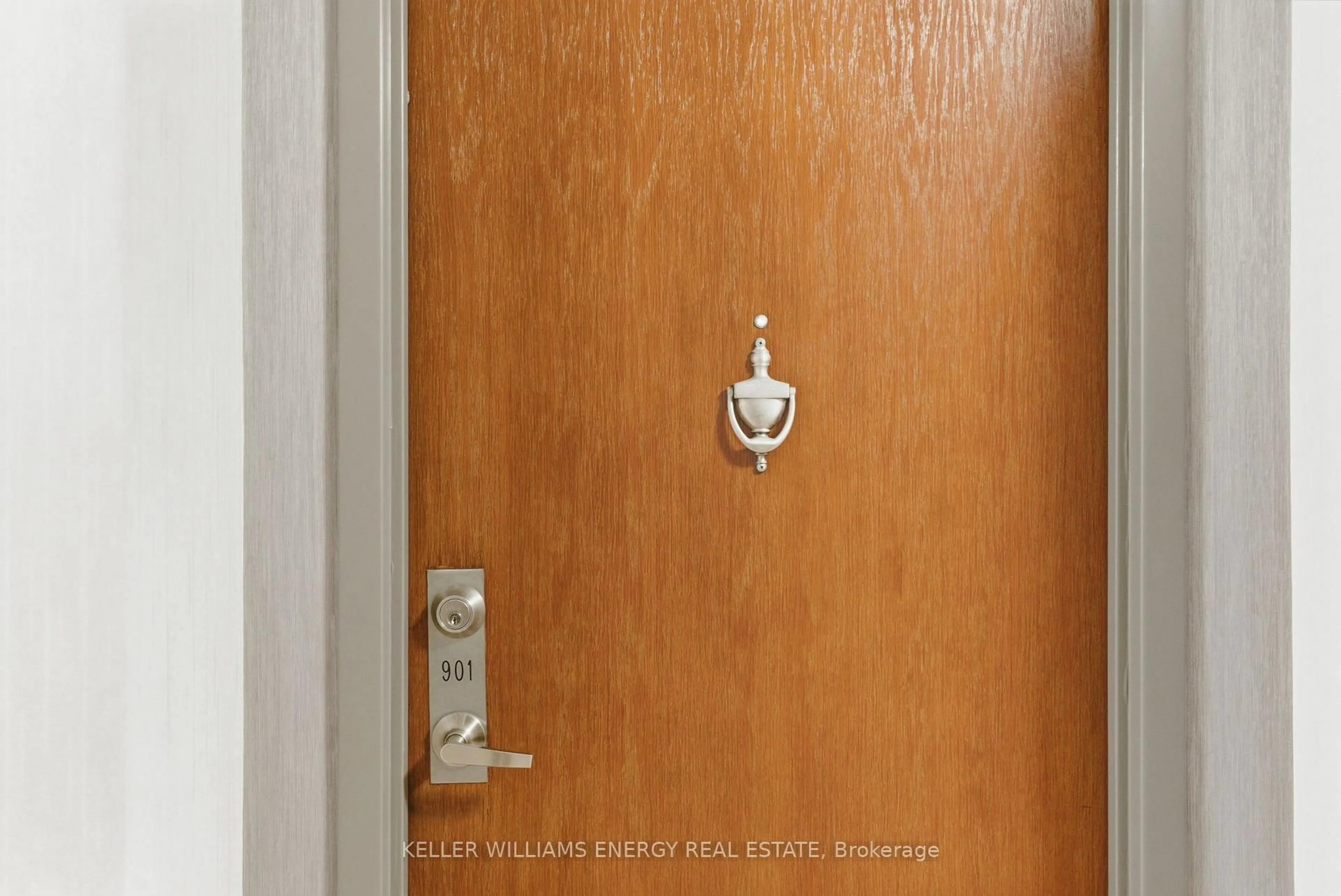 Indoor entryway for 711 Rossland Rd #901, Whitby Ontario L1N 8Z1