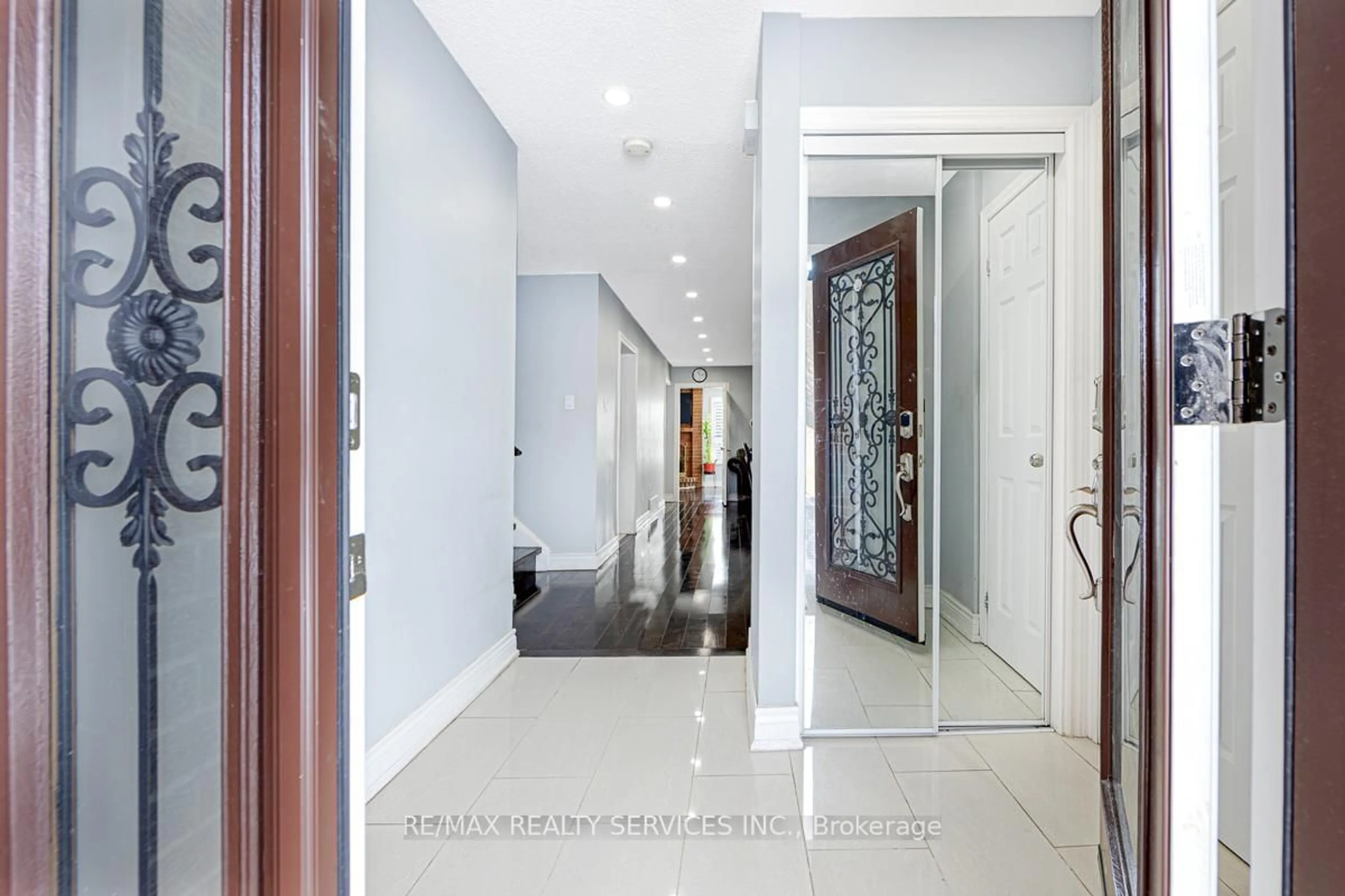 Indoor foyer for 161 Hupfield Tr, Toronto Ontario M1B 4P7