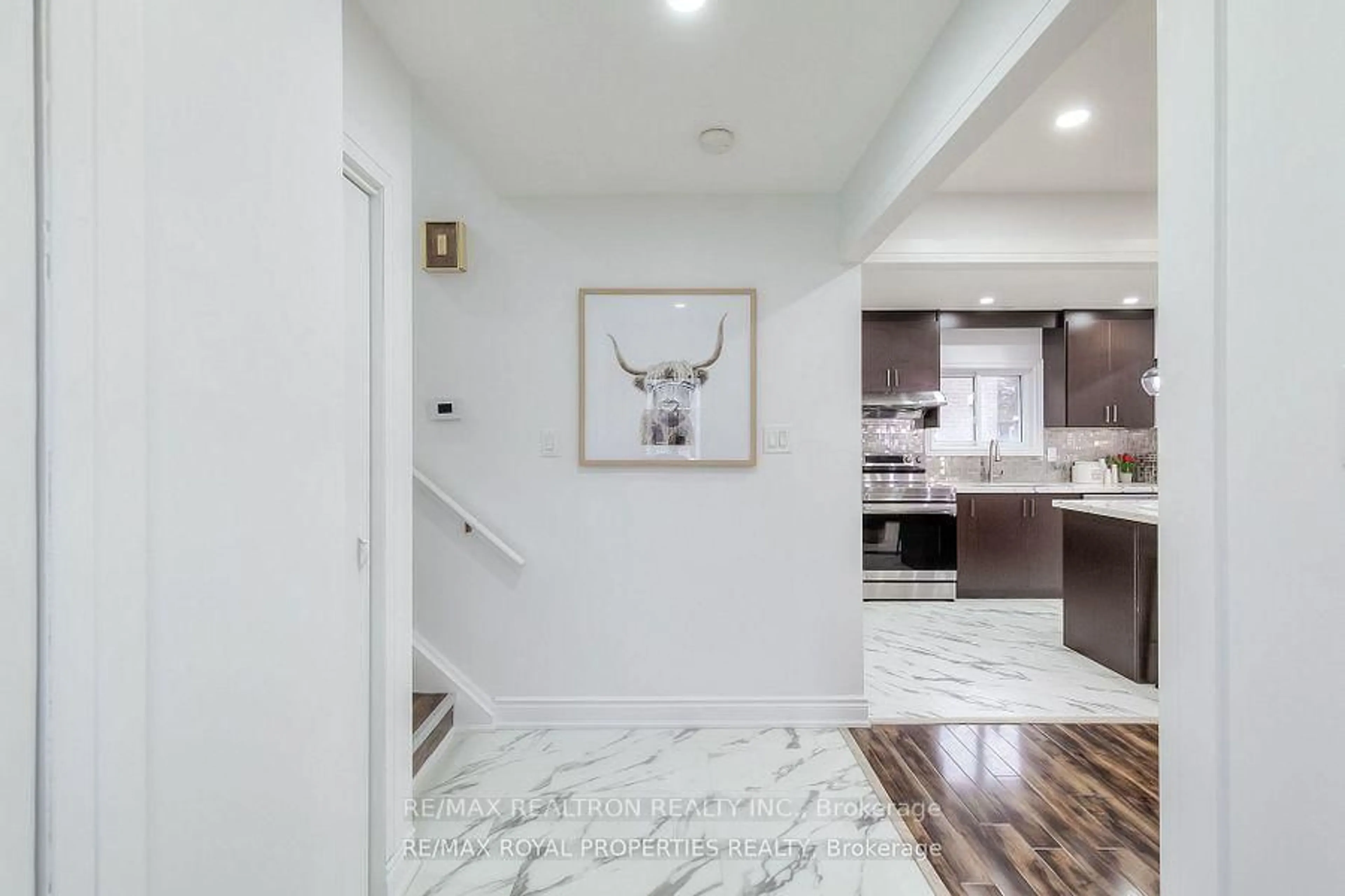 Indoor entryway for 802 Modlin Rd, Pickering Ontario L1W 1V3