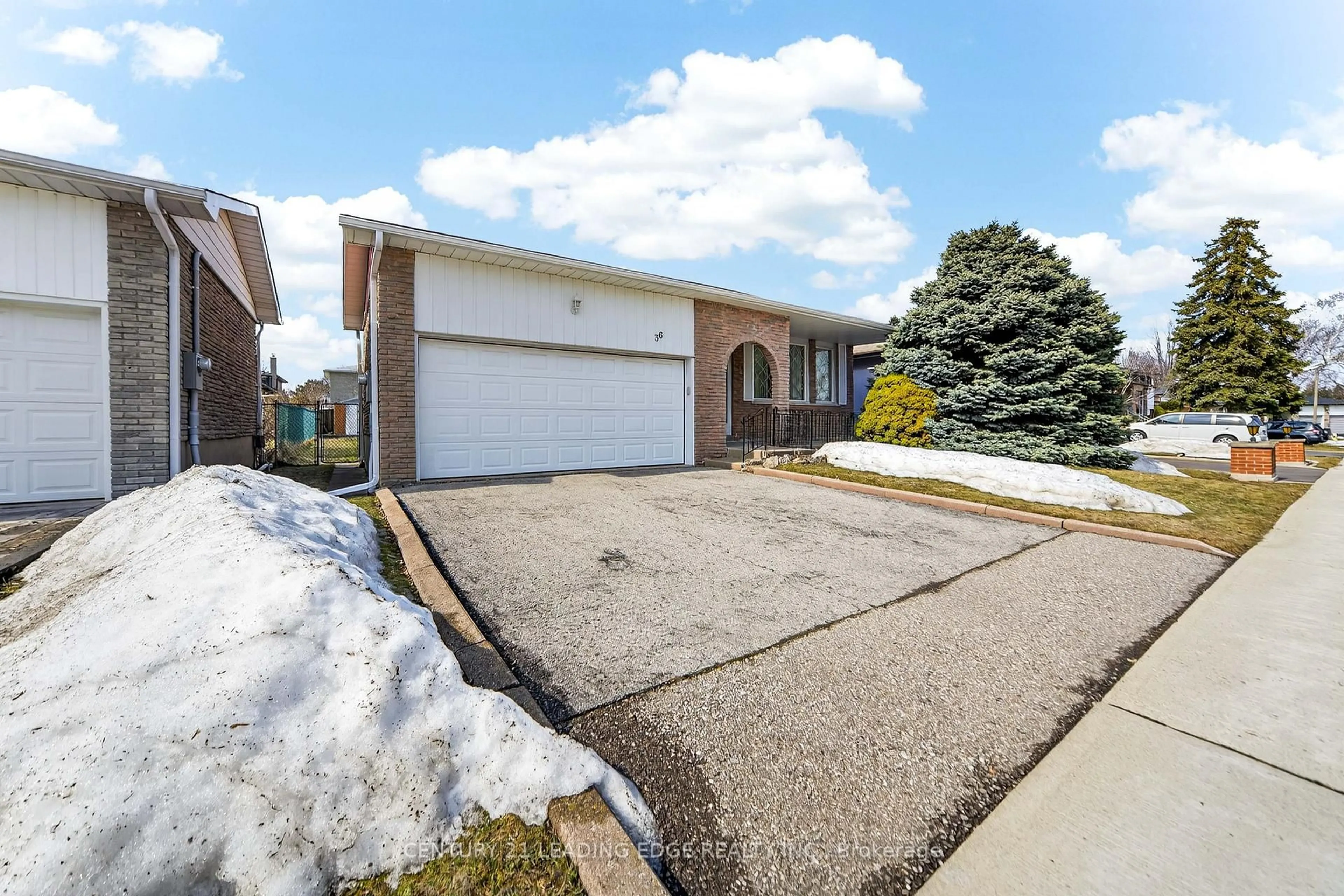 A pic from outside/outdoor area/front of a property/back of a property/a pic from drone, street for 36 Lawnmere Cres, Toronto Ontario M1S 2T3