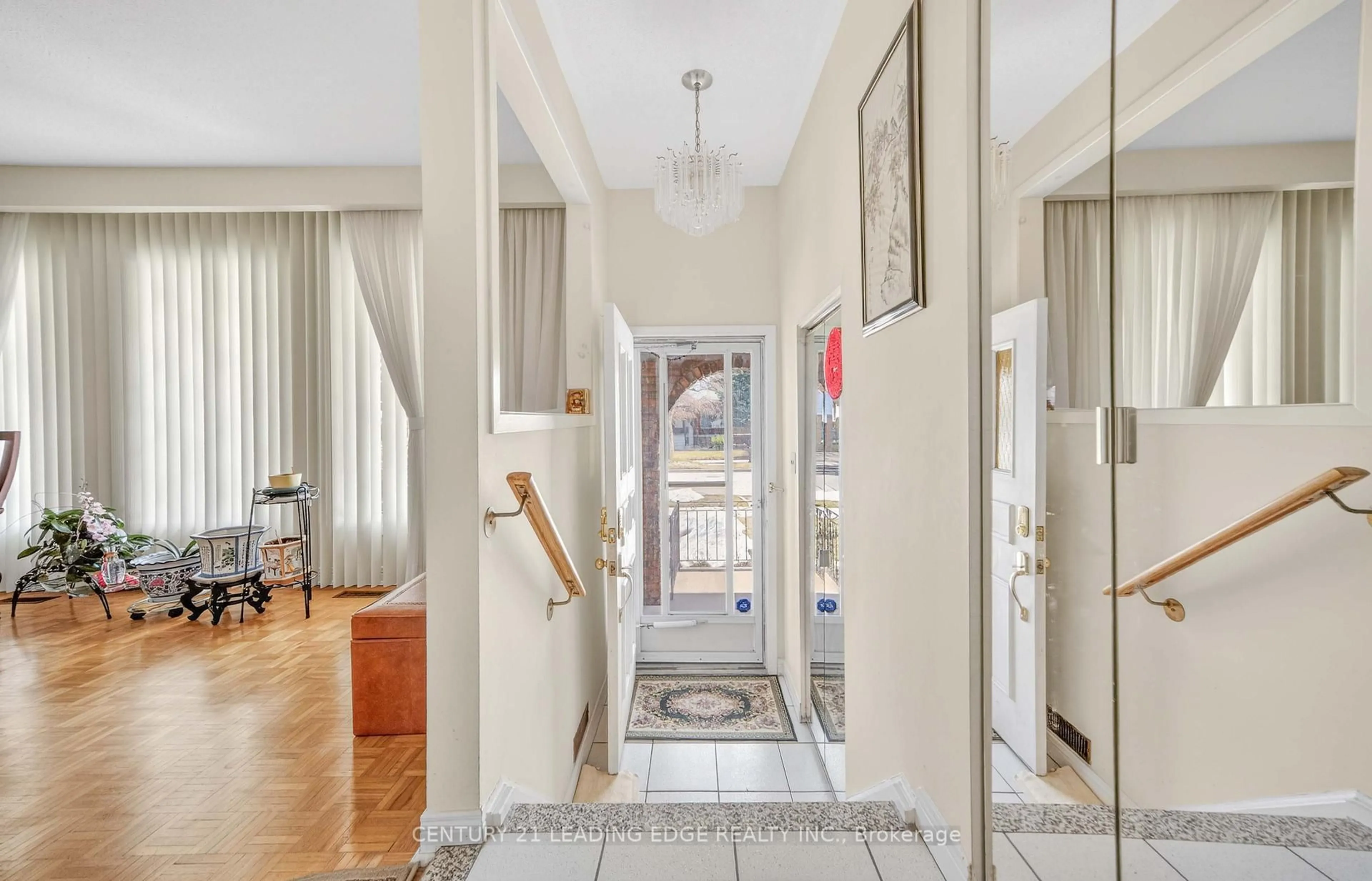 Indoor entryway for 36 Lawnmere Cres, Toronto Ontario M1S 2T3