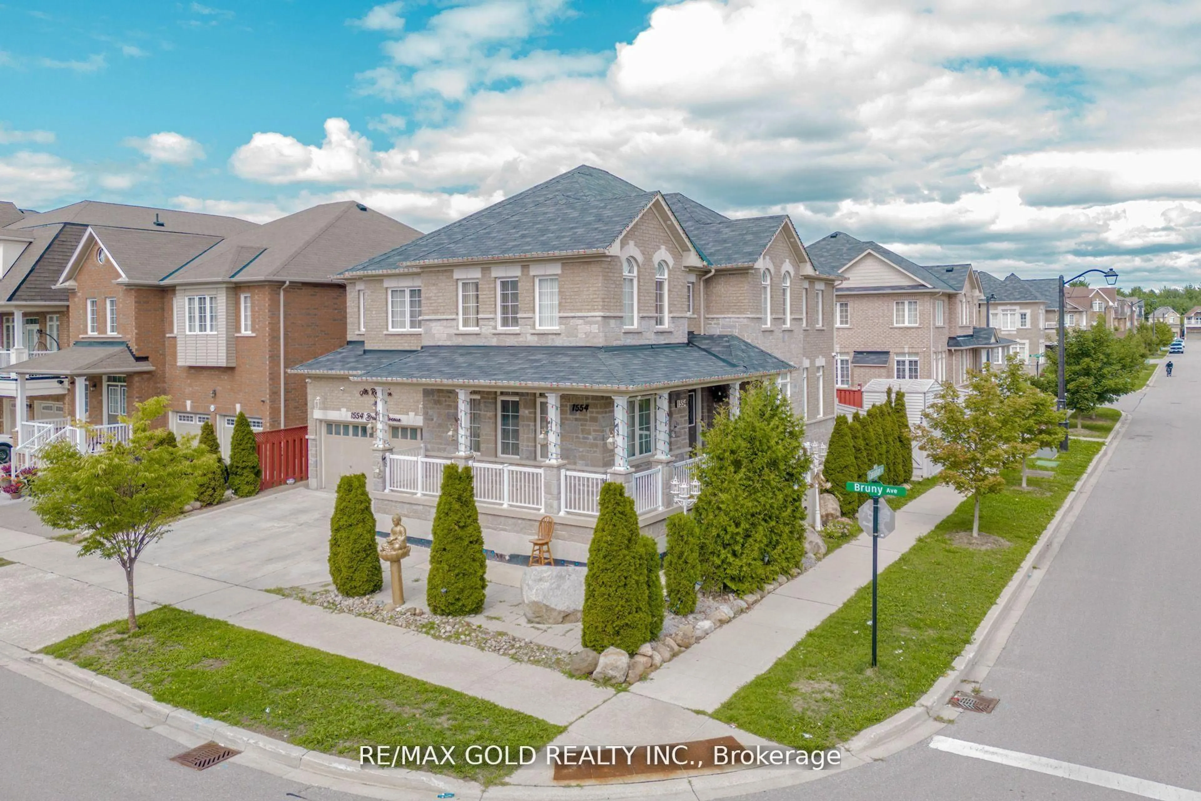 A pic from outside/outdoor area/front of a property/back of a property/a pic from drone, street for 1554 Bruny Ave, Pickering Ontario L0A 1G0