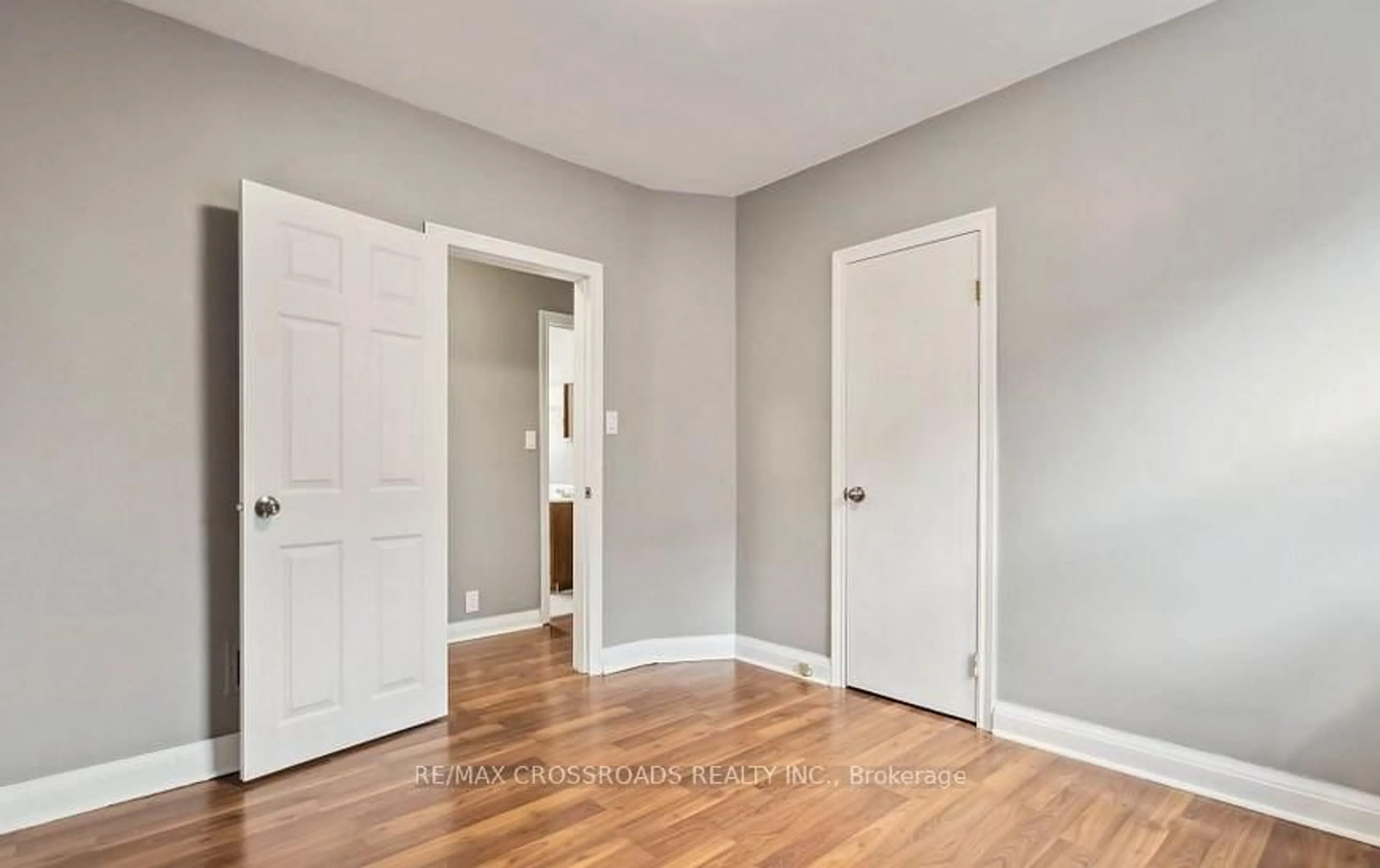 Indoor entryway for 226 Mcnaughton Ave, Oshawa Ontario L1H 3B6