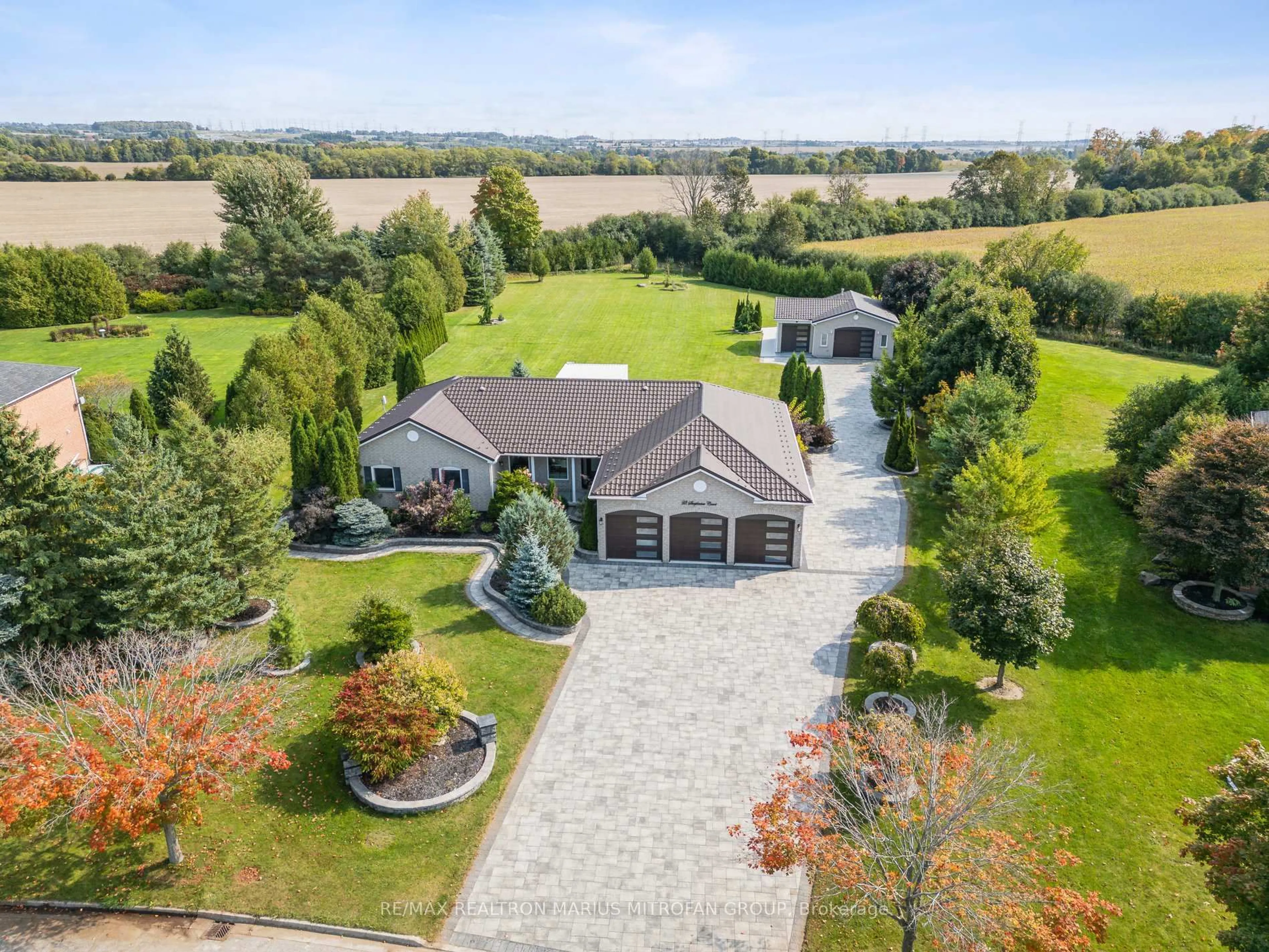 A pic from outside/outdoor area/front of a property/back of a property/a pic from drone, water/lake/river/ocean view for 23 Steepleview Crt, Oshawa Ontario L1H 0S6