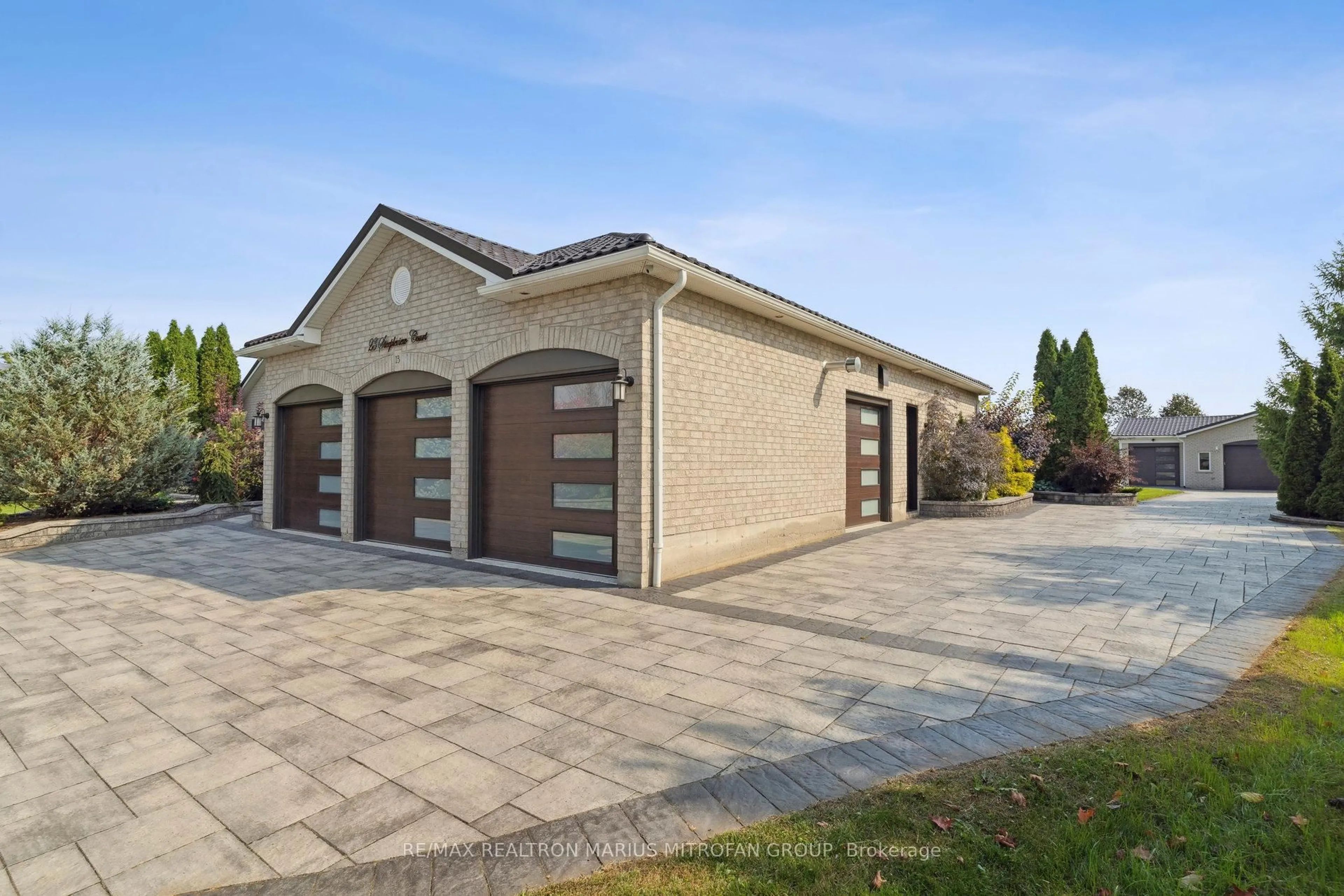 Indoor garage for 23 Steepleview Crt, Oshawa Ontario L1H 0S6