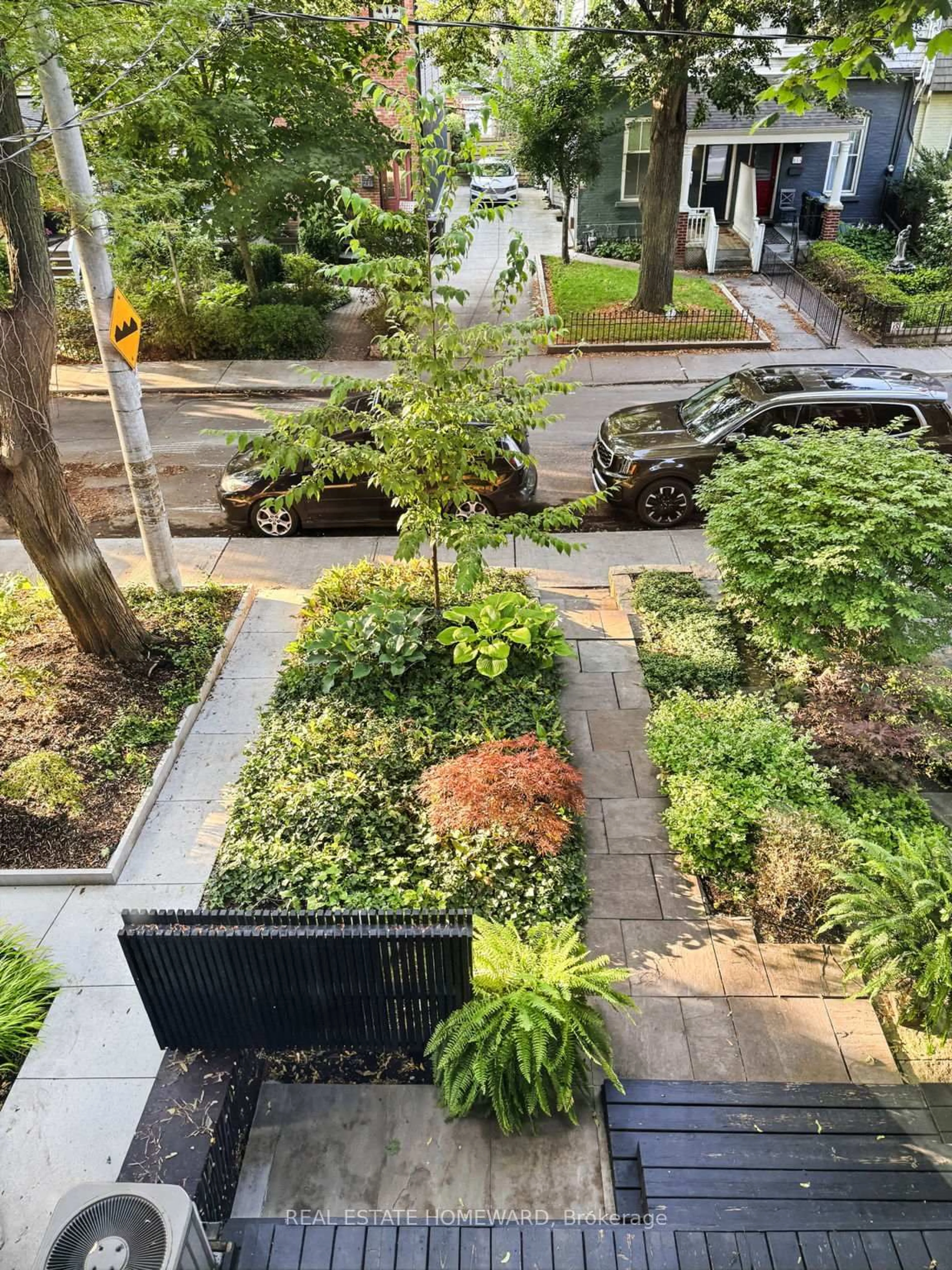 Patio, street for 158 FIRST Ave, Toronto Ontario M4M 1X1