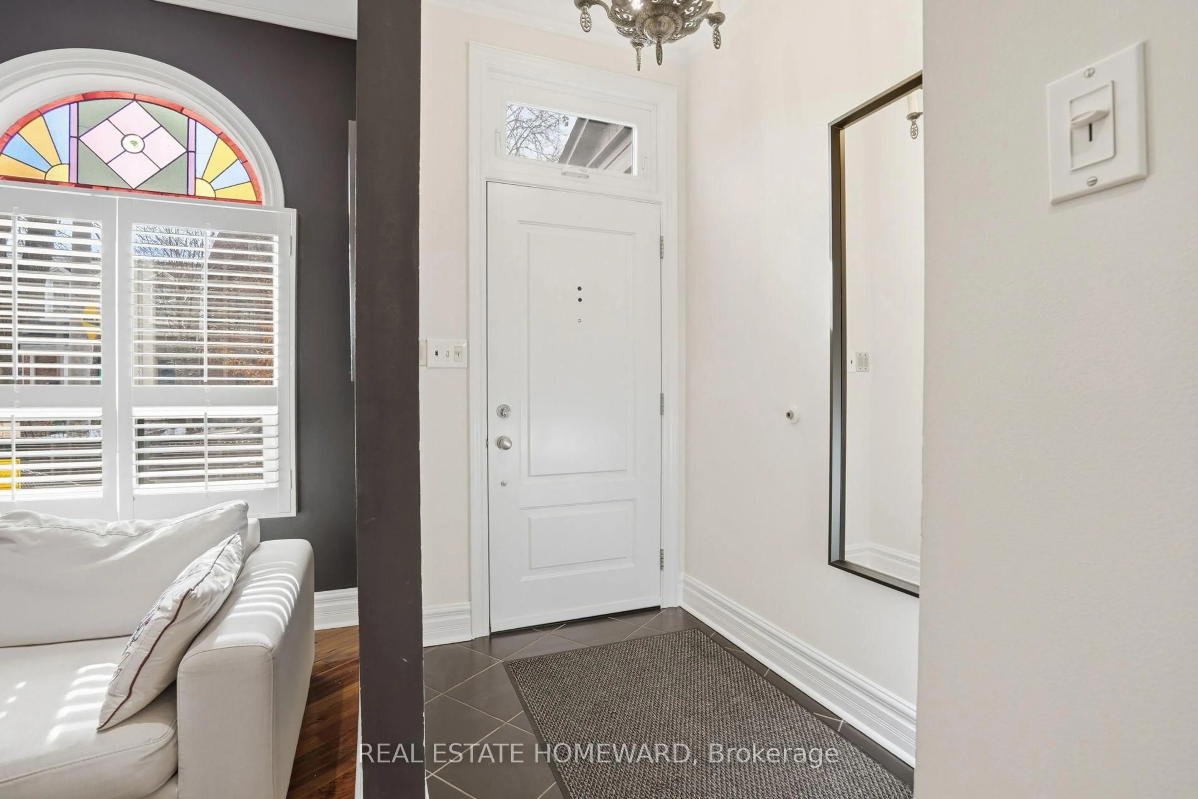 Indoor entryway for 158 FIRST Ave, Toronto Ontario M4M 1X1