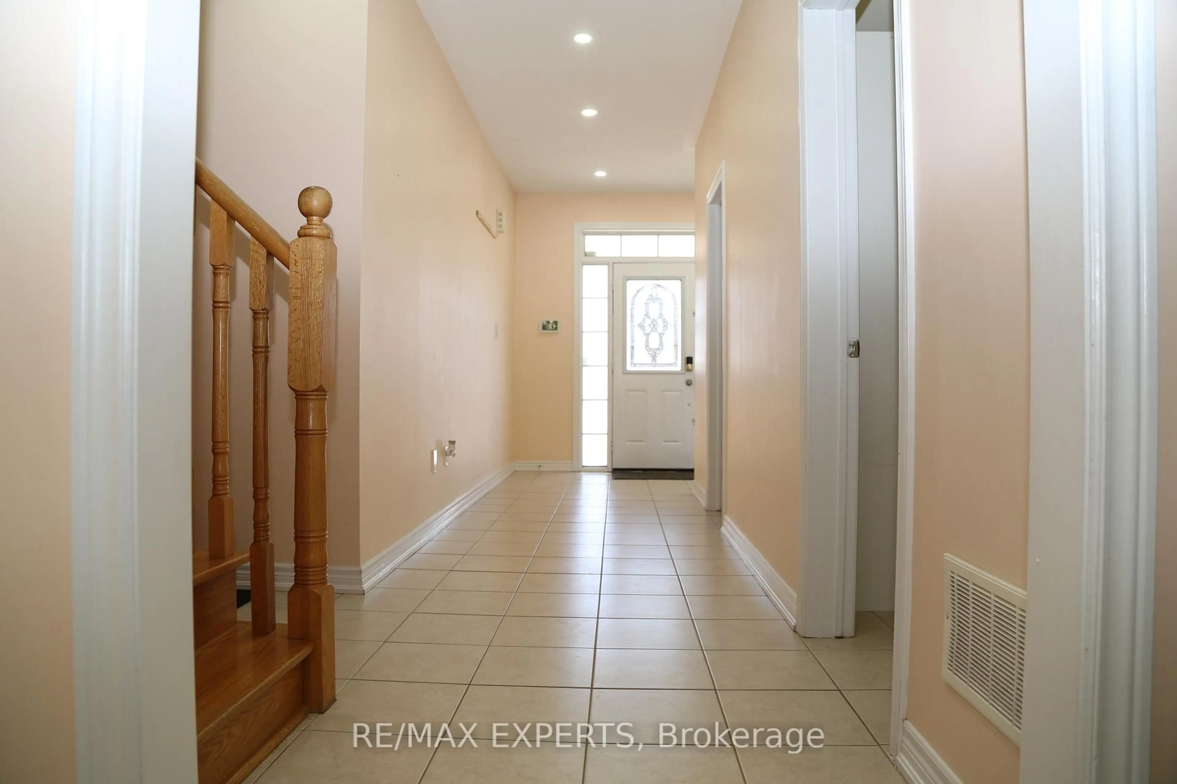 Indoor entryway for 1437 Kerrydale Ave, Pickering Ontario L1X 0M9
