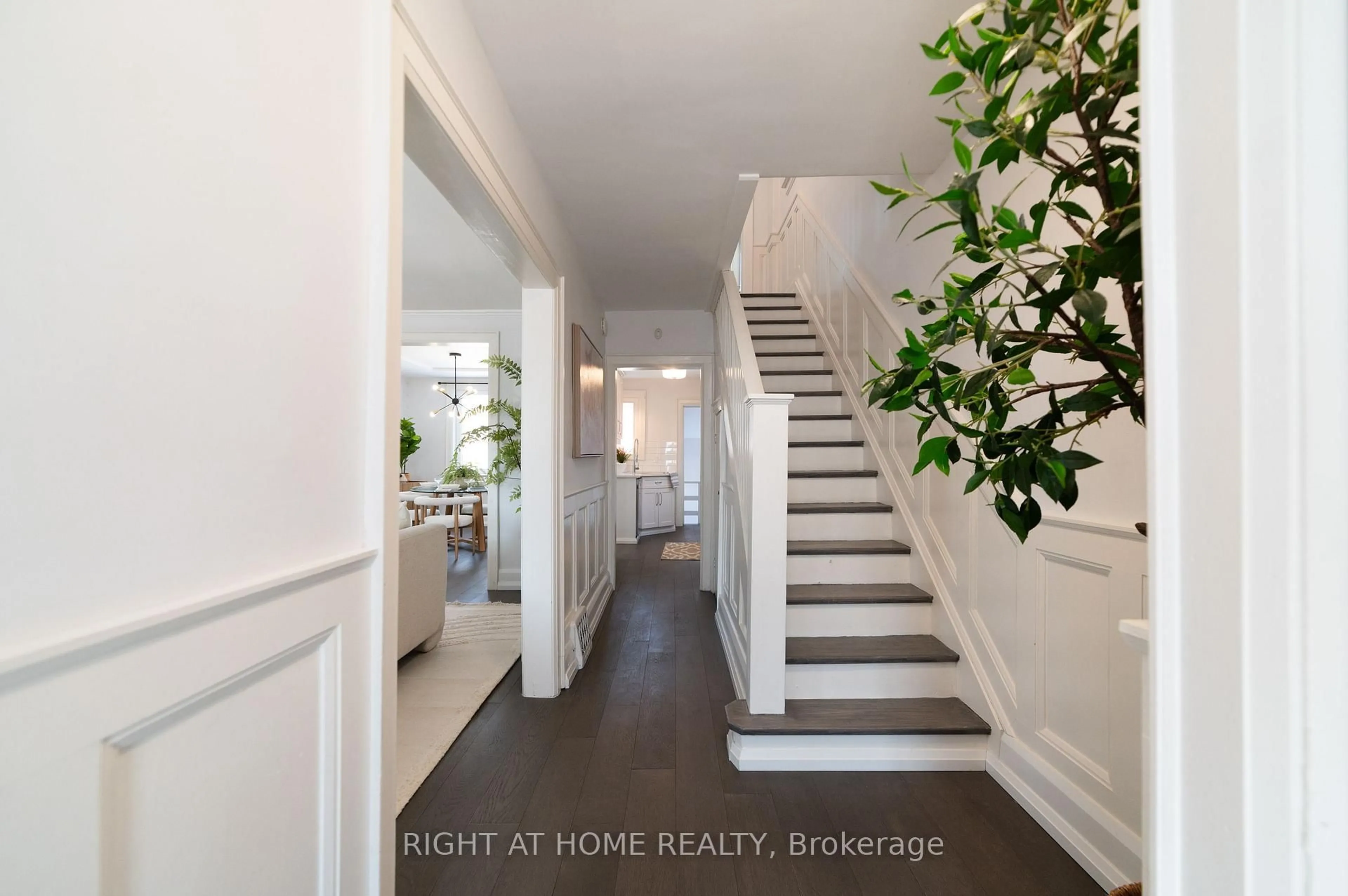 Indoor entryway for 12 Jones Ave, Oshawa Ontario L1G 2Z7