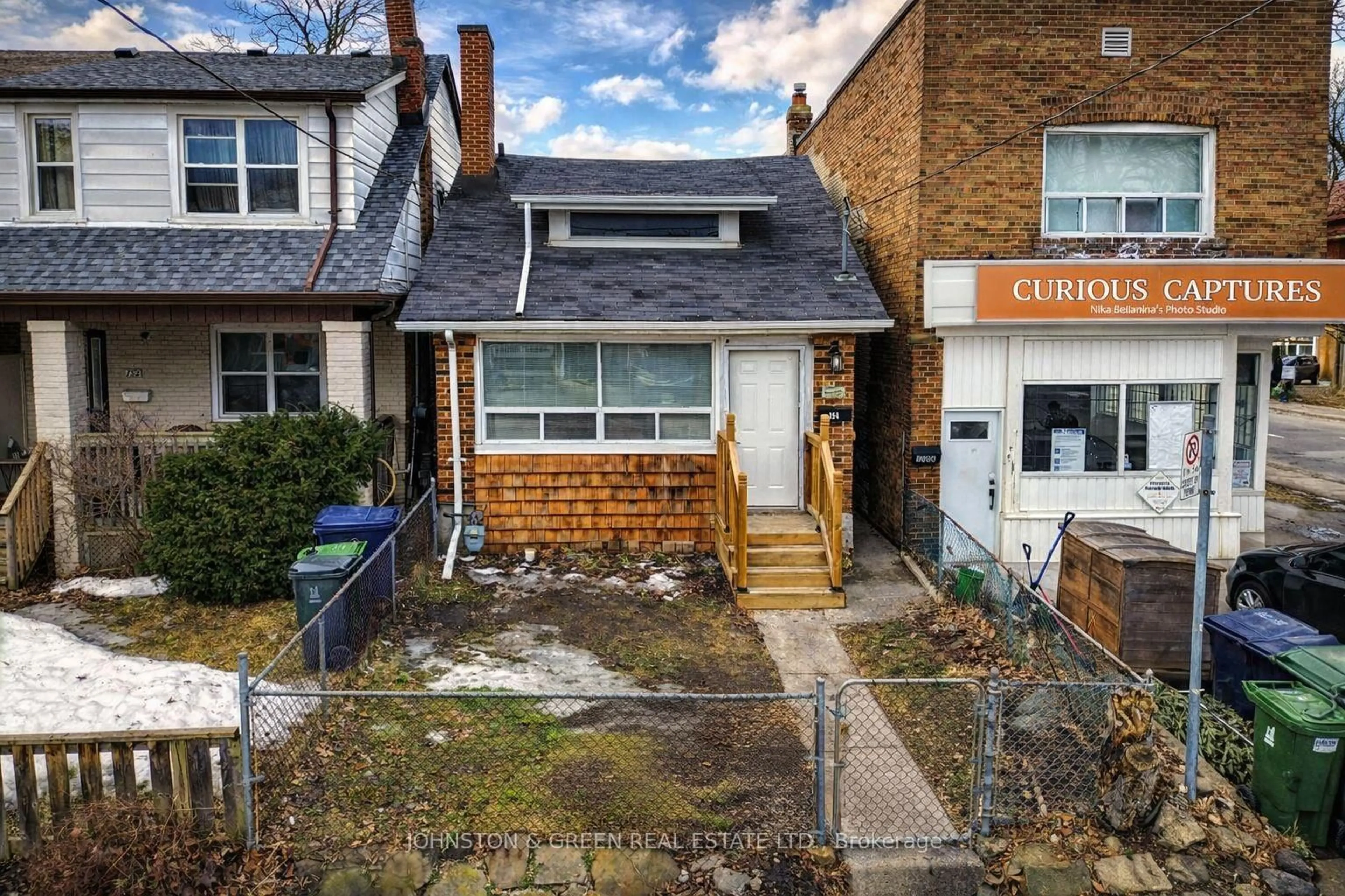 A pic from outside/outdoor area/front of a property/back of a property/a pic from drone, street for 154 Glebemount Ave, Toronto Ontario M4C 3S5