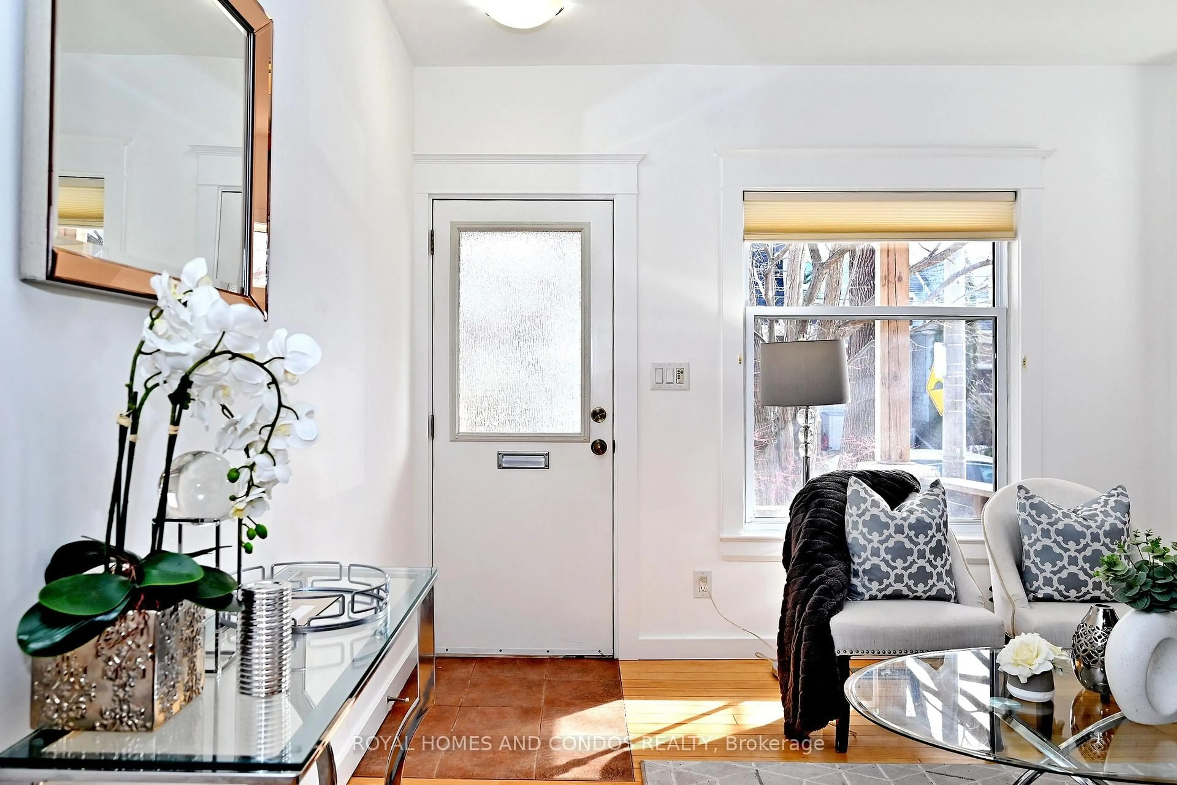 Indoor entryway for 14 Balfour Ave, Toronto Ontario M4C 1T5