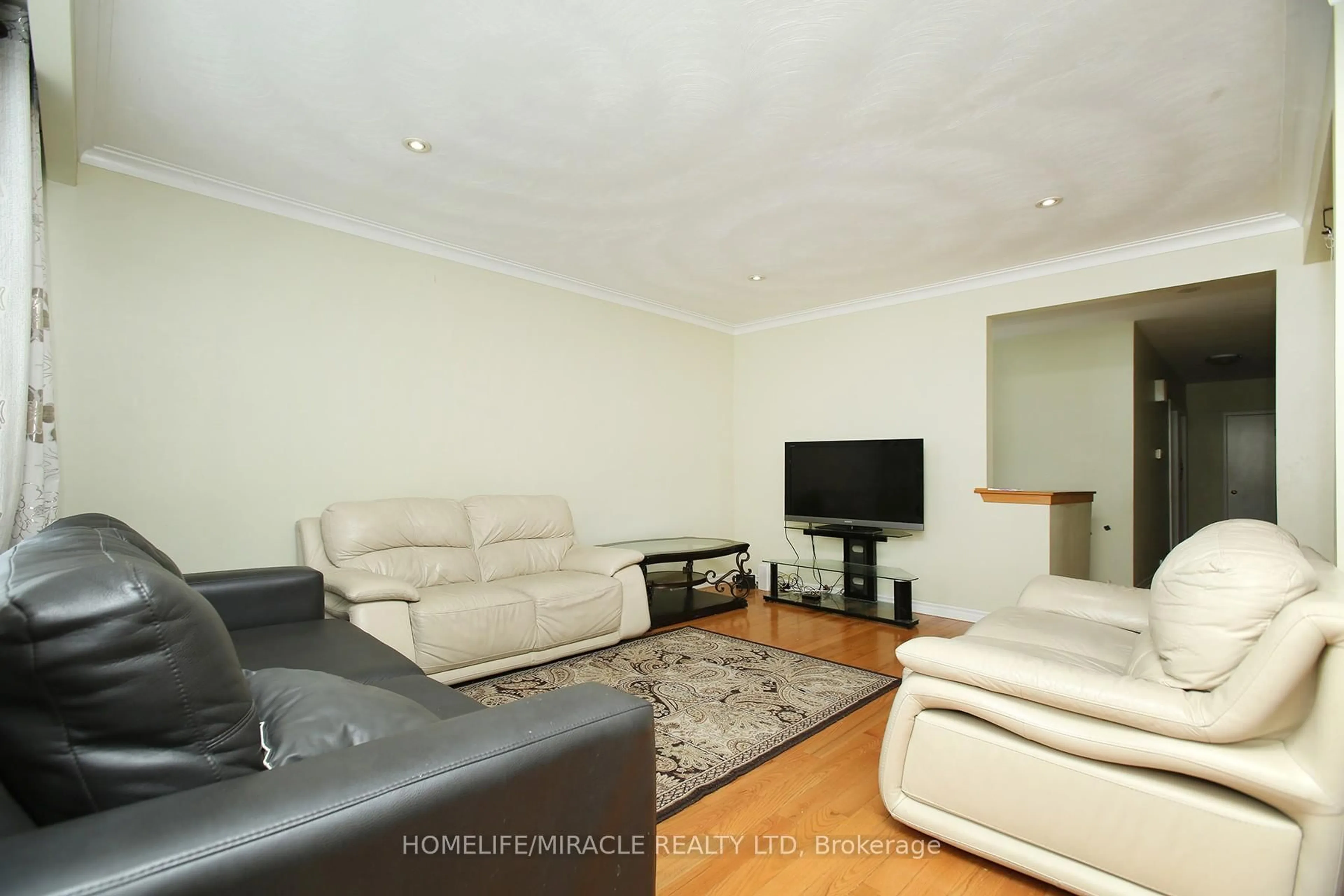 Living room with furniture, unknown for 26 Fermoy Rd, Toronto Ontario M1M 3J4