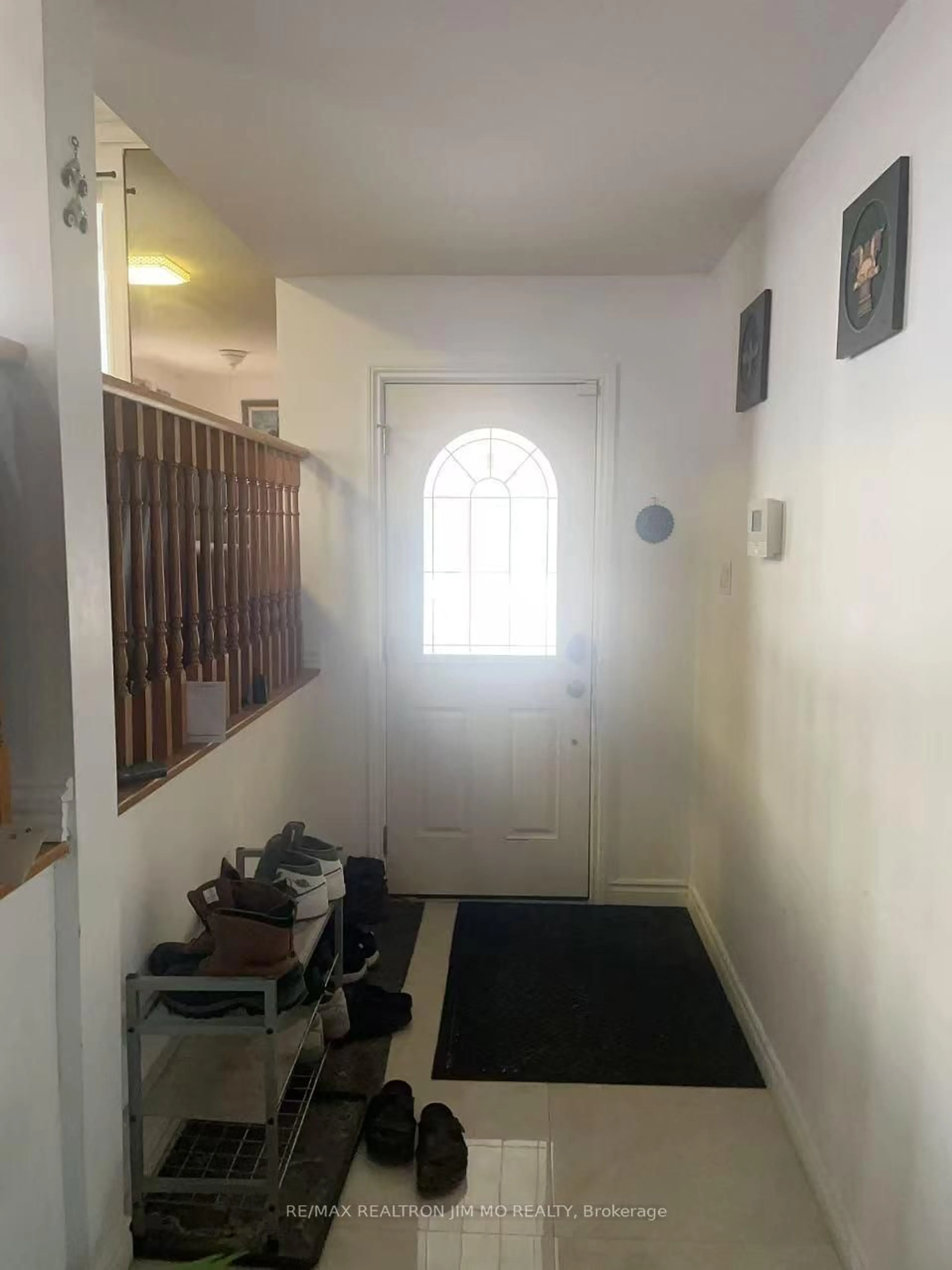 Indoor foyer for 4 Longbow Sq, Toronto Ontario M1W 2W7