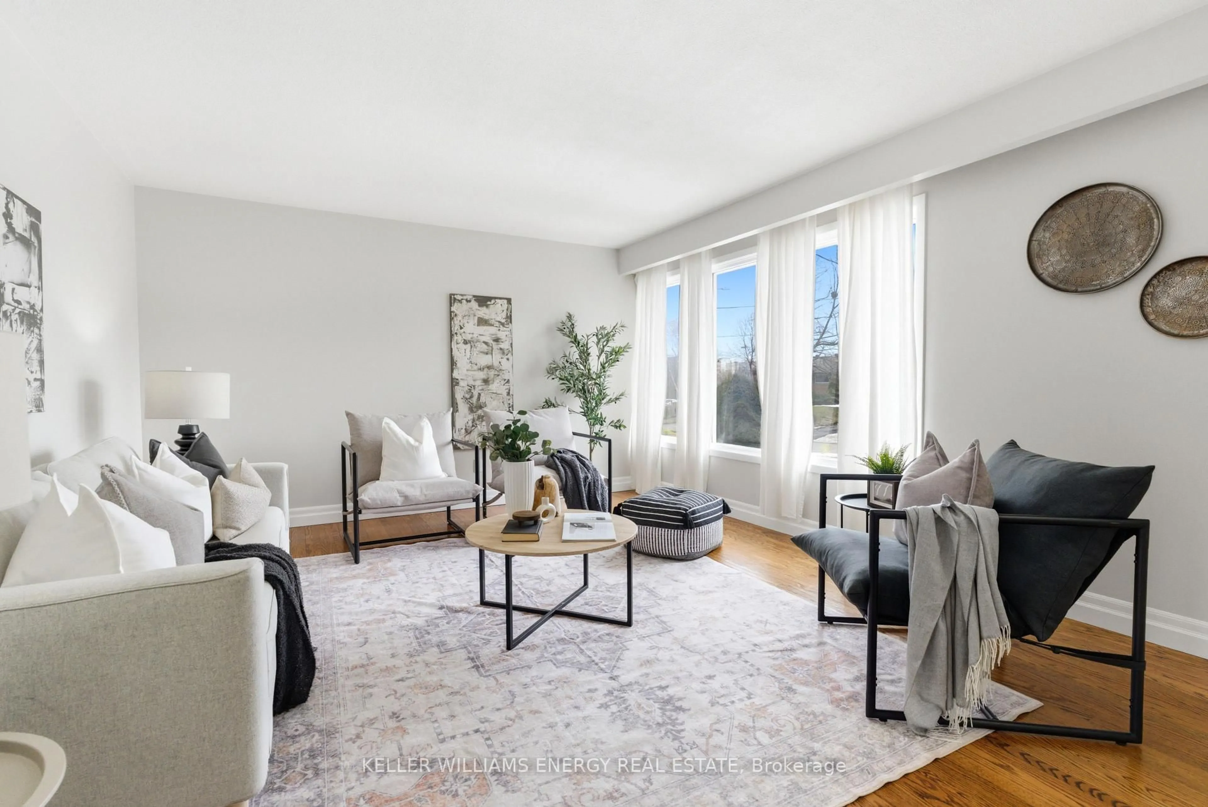 Living room with furniture, unknown for 168 Gladstone Ave, Oshawa Ontario L1J 4E7