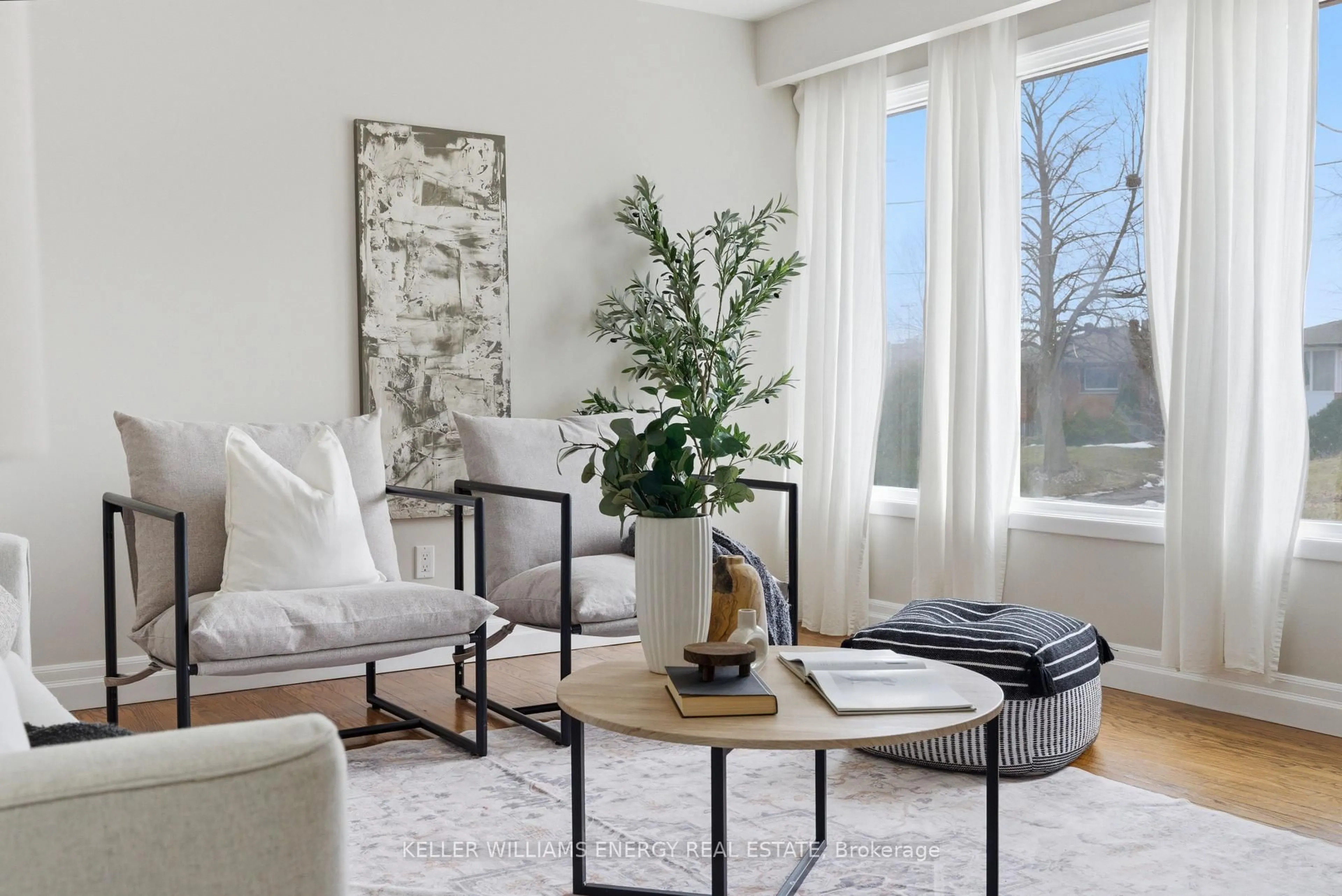 Living room with furniture, unknown for 168 Gladstone Ave, Oshawa Ontario L1J 4E7