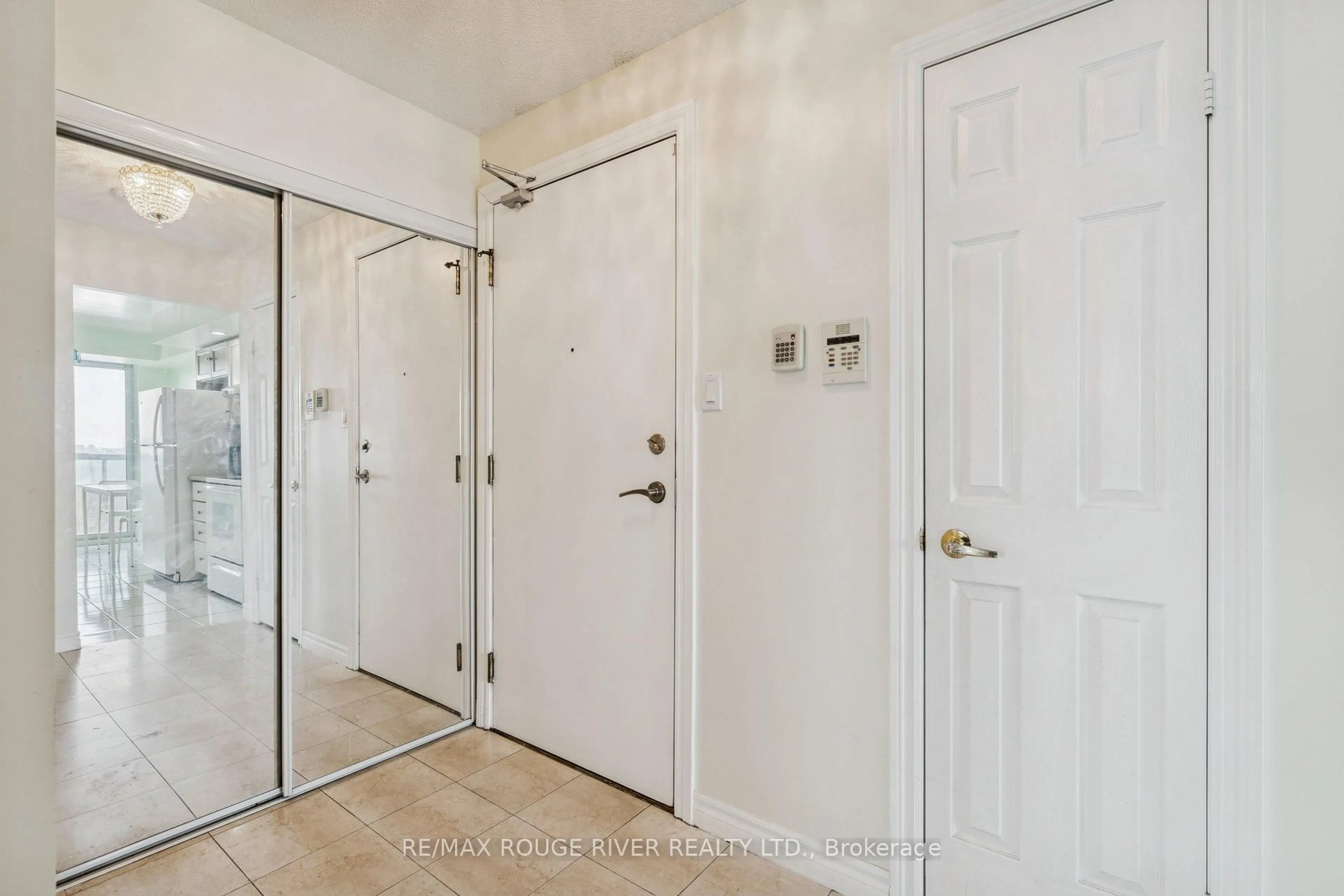 Indoor entryway for 125 OMNI Dr #1136, Toronto Ontario M1P 5A9