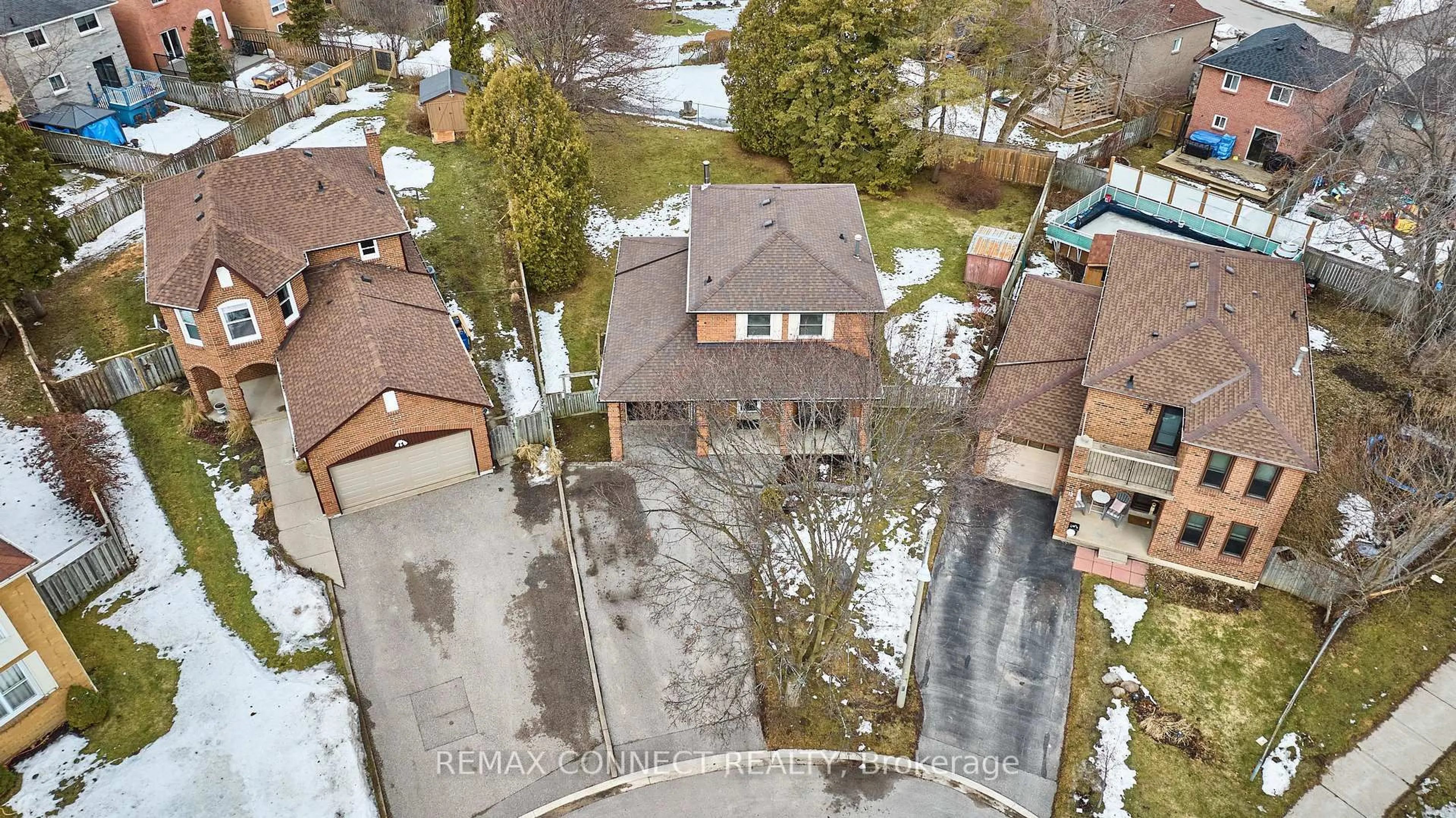 A pic from outside/outdoor area/front of a property/back of a property/a pic from drone, street for 10 Nicholls Crt, Ajax Ontario L1T 1X6