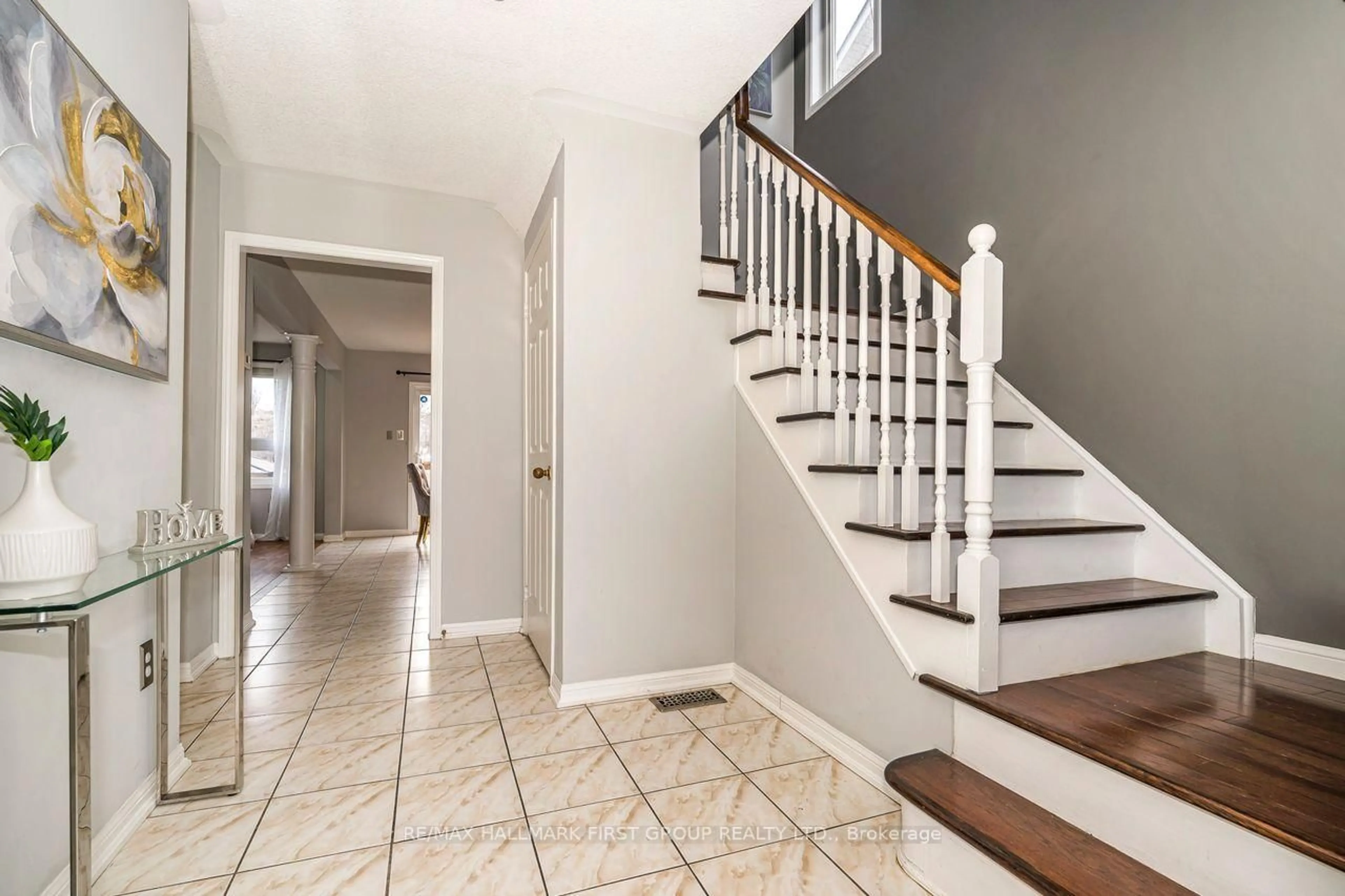 Indoor entryway for 1636 Sarasota Cres, Oshawa Ontario L1C 8E9