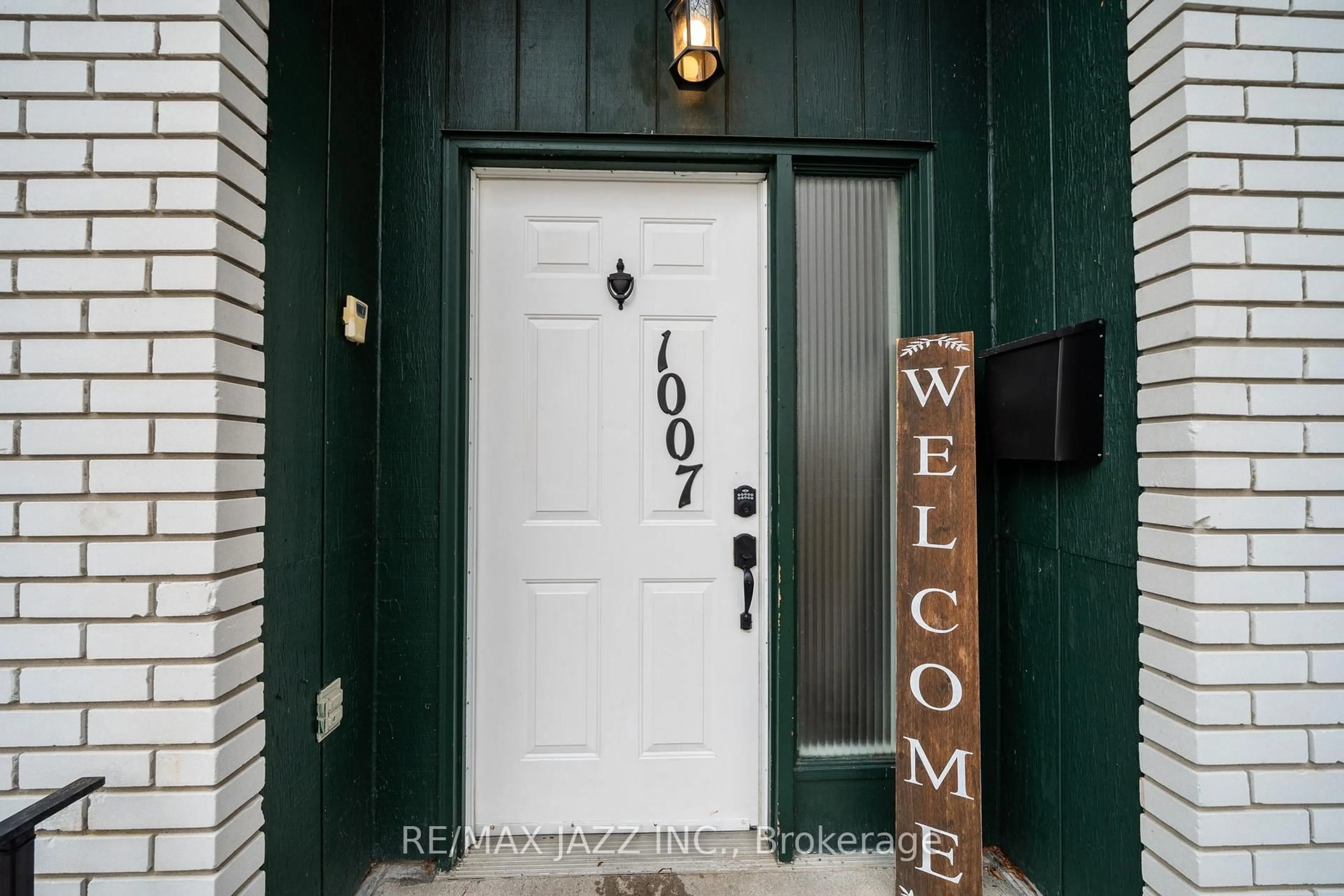 Indoor entryway for 1007 Cardinal Crt, Oshawa Ontario L1G 6Y3