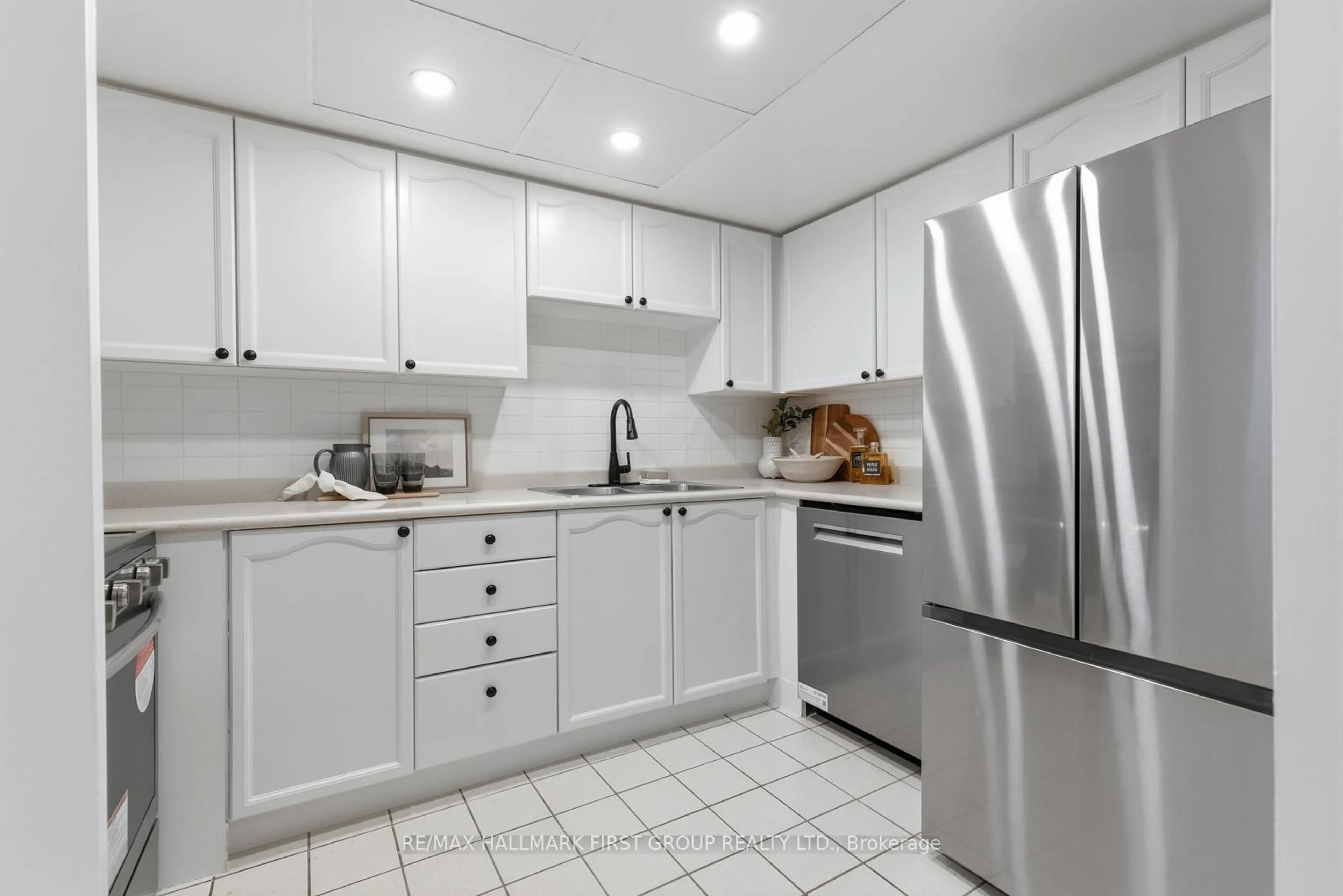 Standard kitchen, ceramic/tile floor for 1091 Kingston Rd #722, Toronto Ontario M1N 4E5