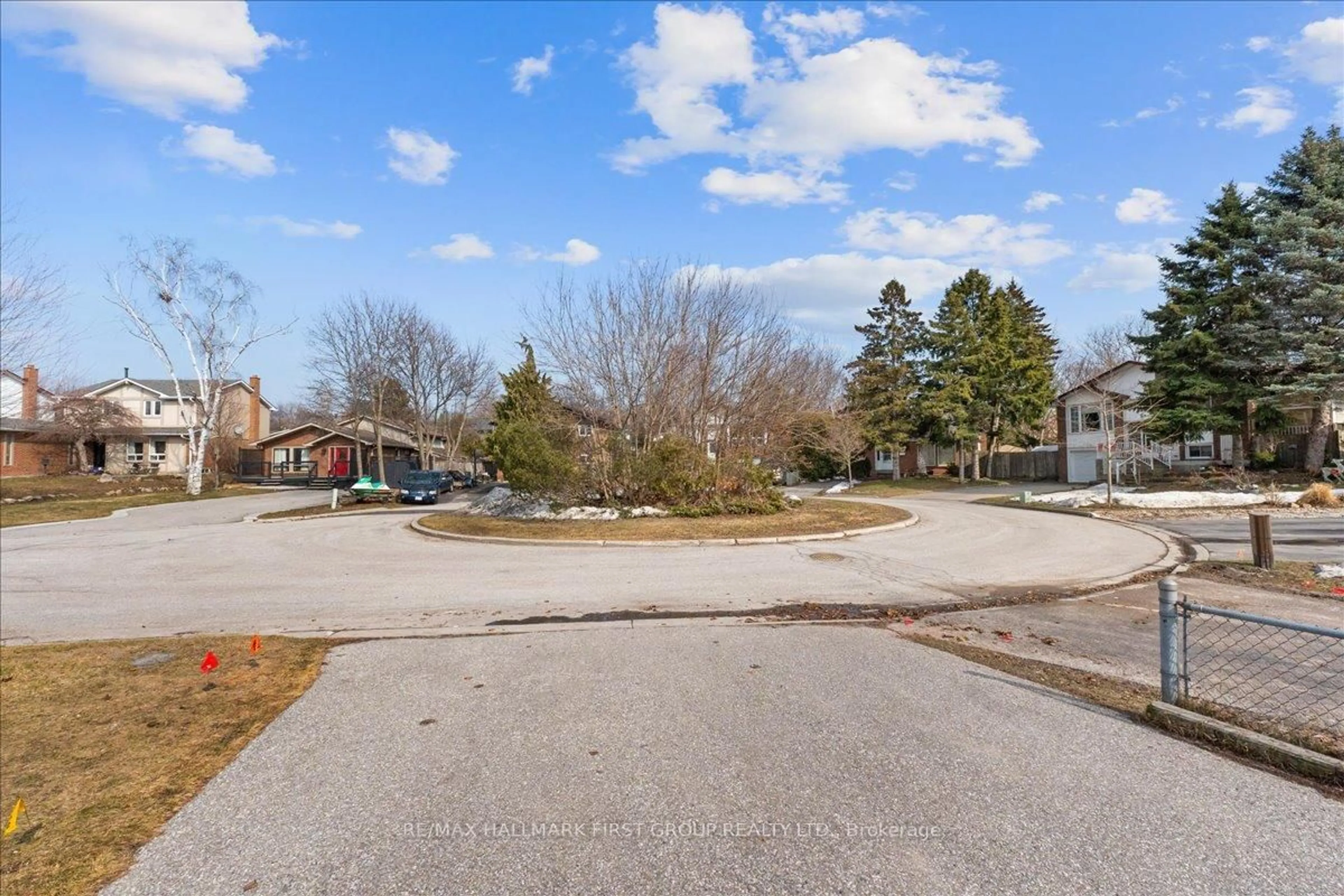 A pic from outside/outdoor area/front of a property/back of a property/a pic from drone, street for 1094 St Andrews Crt, Oshawa Ontario L1H 8B5