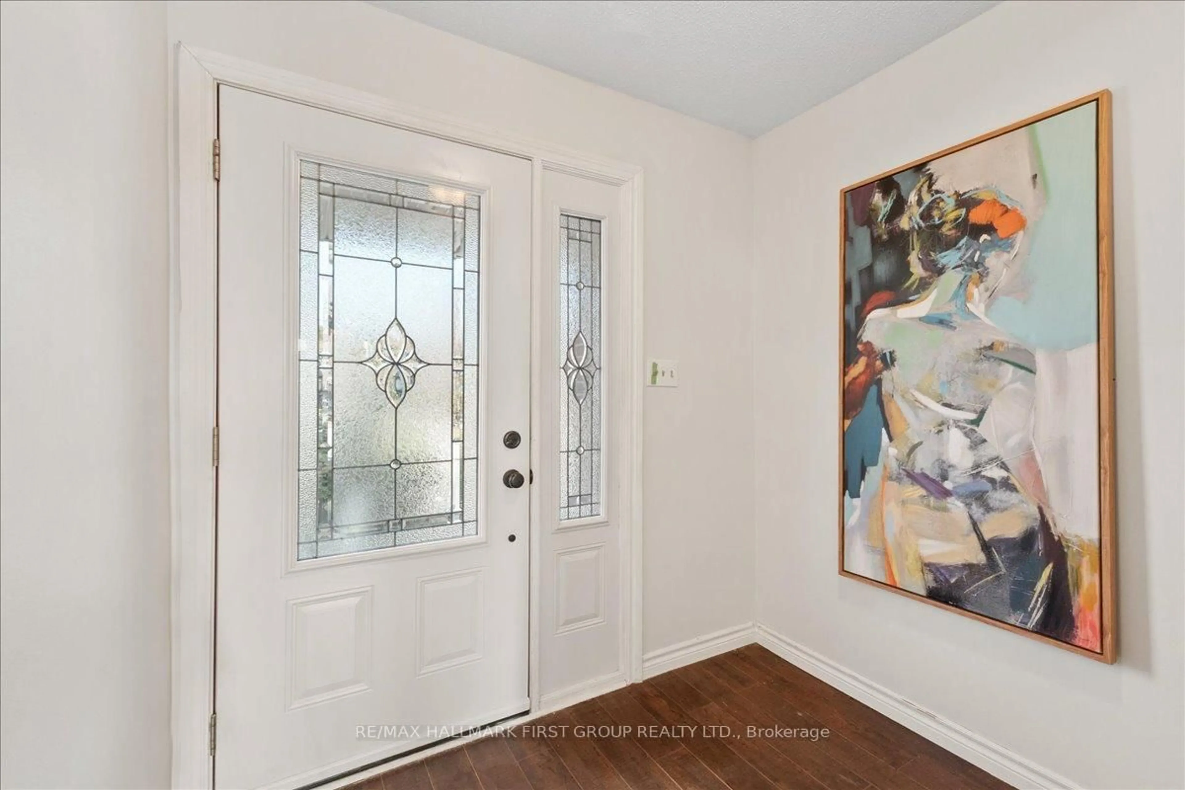 Indoor entryway for 1094 St Andrews Crt, Oshawa Ontario L1H 8B5