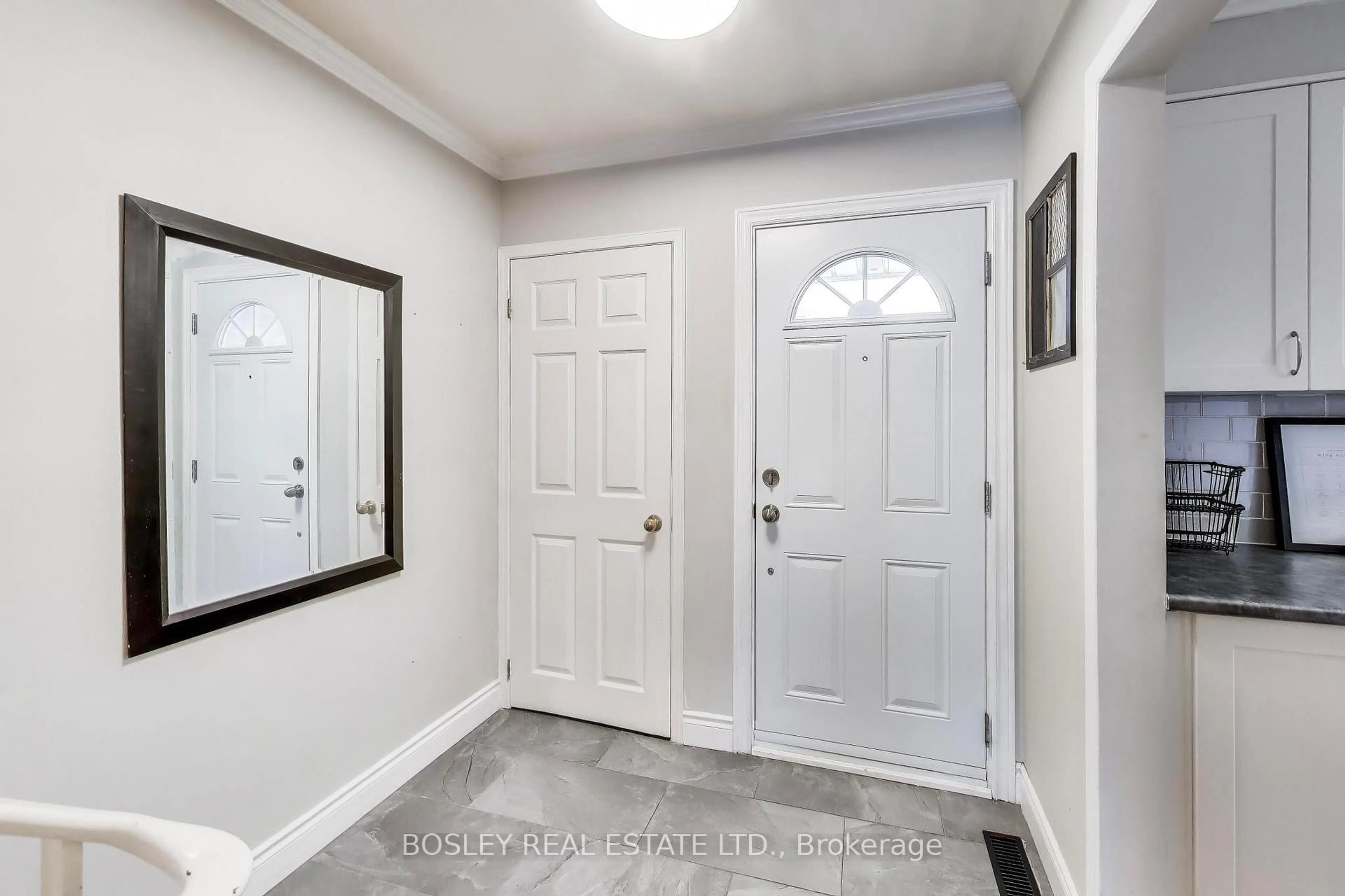 Indoor entryway for 1235 Radom St #72, Pickering Ontario L1W 1J3