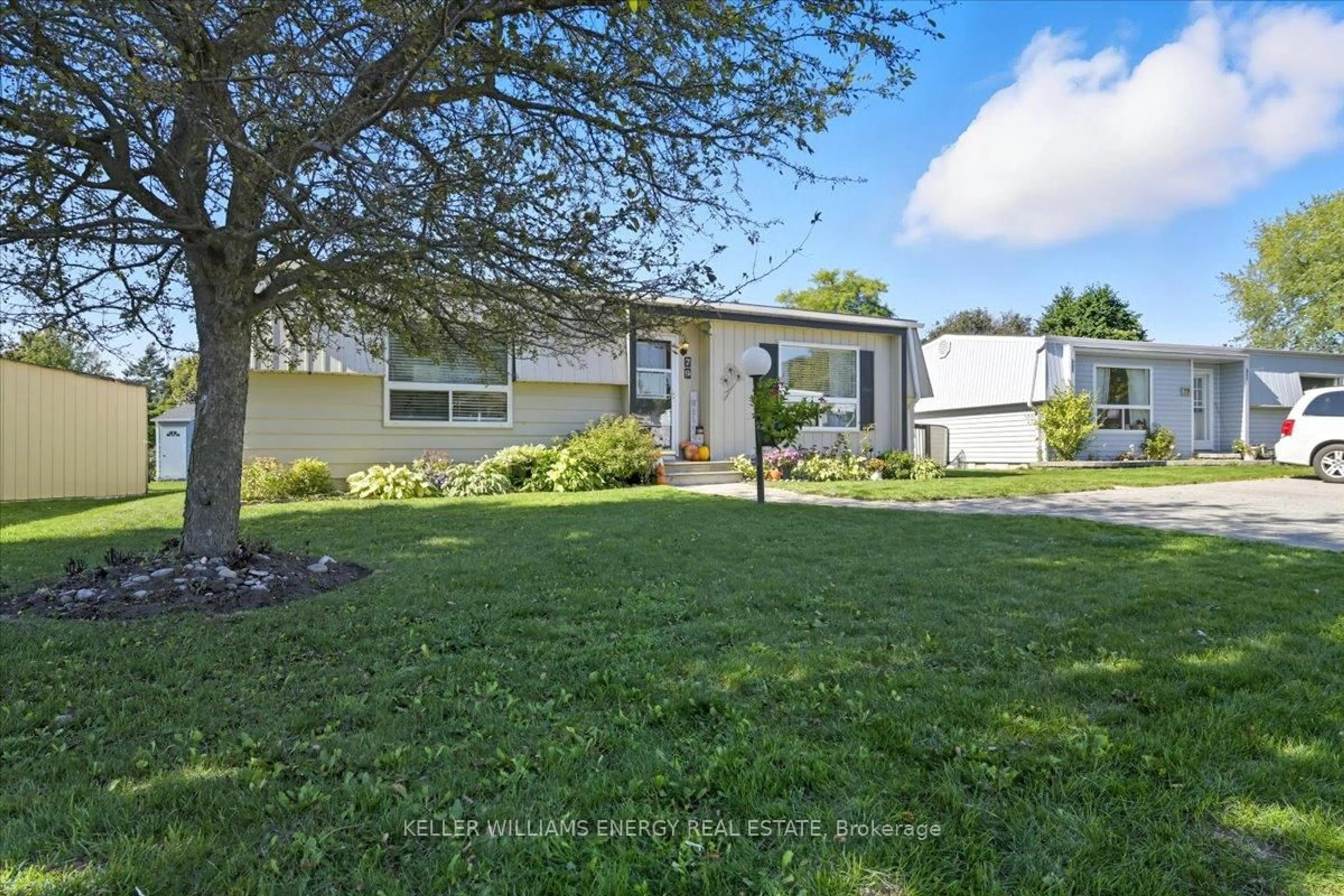 A pic from outside/outdoor area/front of a property/back of a property/a pic from drone, street for 79 Fairway Dr, Clarington Ontario L1B 1B1