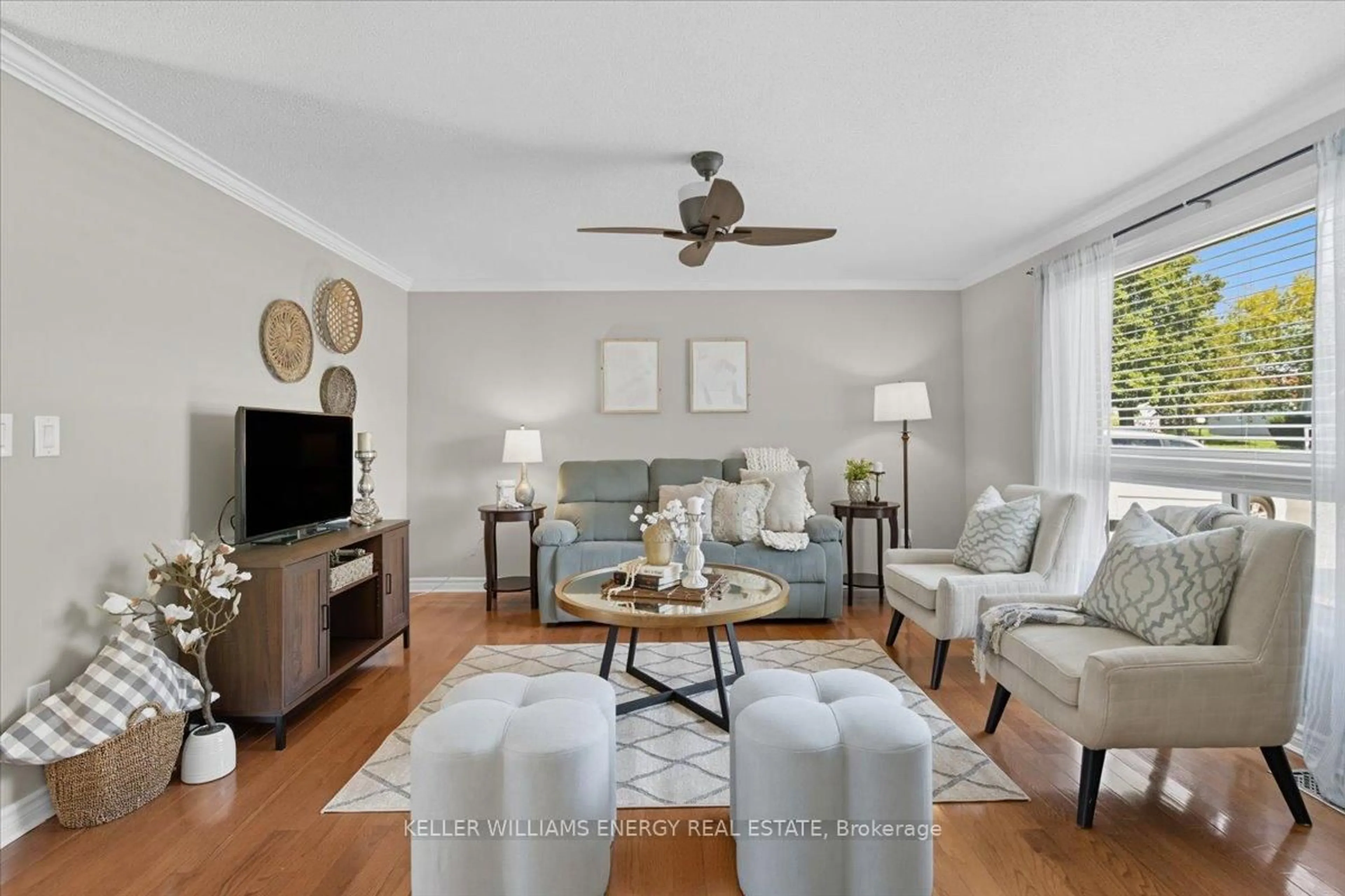 Living room with furniture, unknown for 79 Fairway Dr, Clarington Ontario L1B 1B1