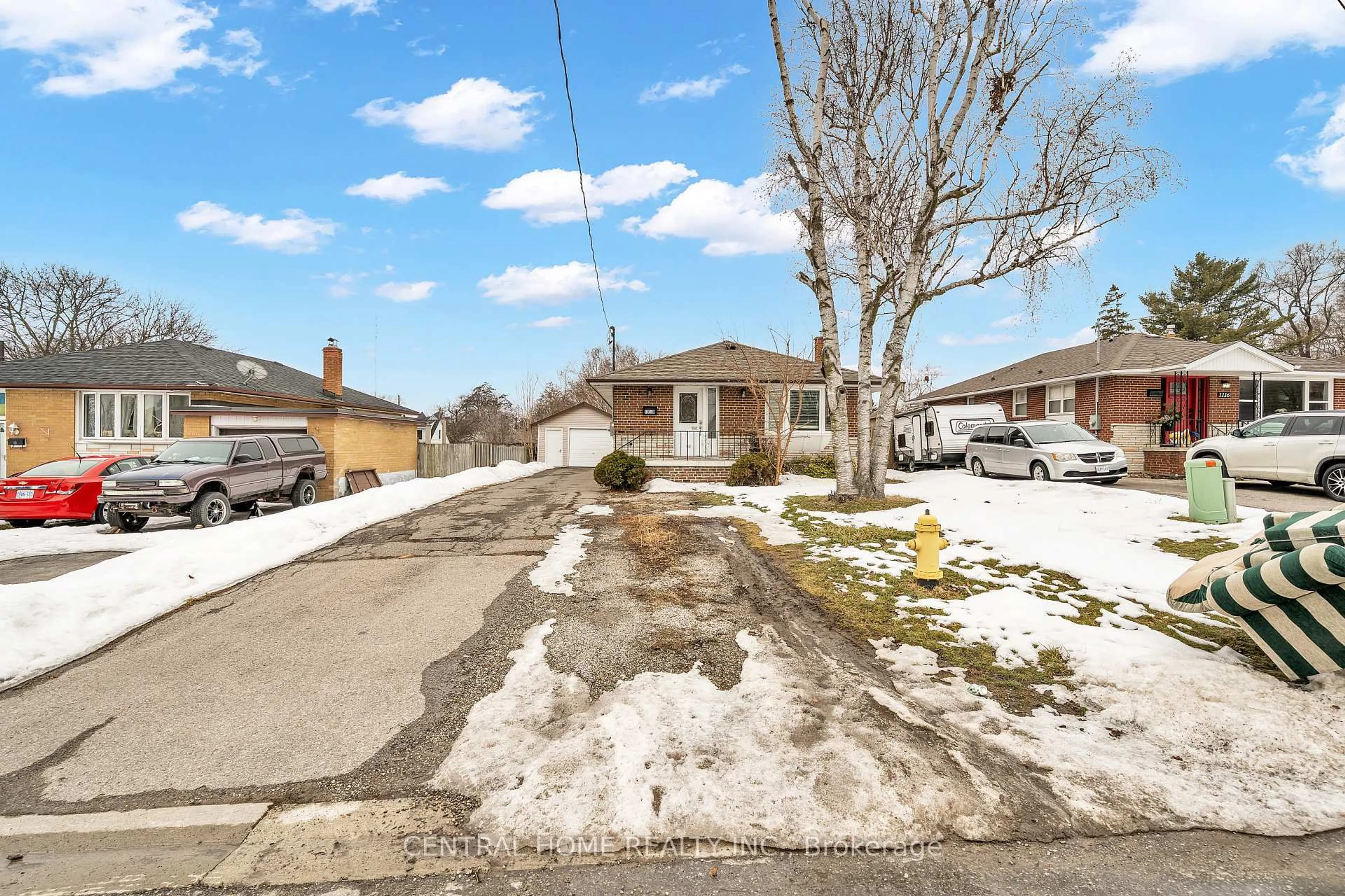 A pic from outside/outdoor area/front of a property/back of a property/a pic from drone, street for 1118 Athol St, Whitby Ontario L1N 4A7