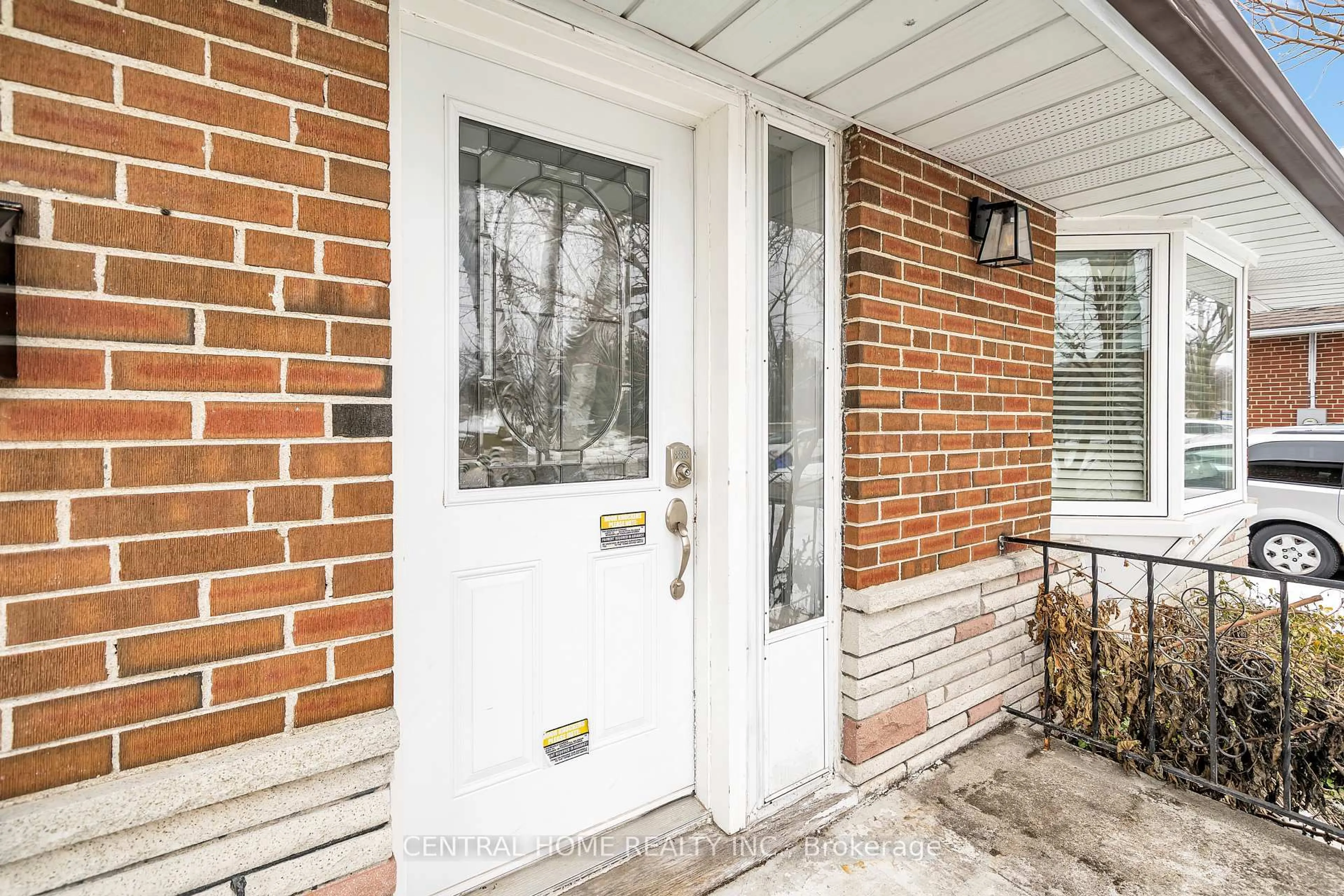 Indoor entryway for 1118 Athol St, Whitby Ontario L1N 4A7