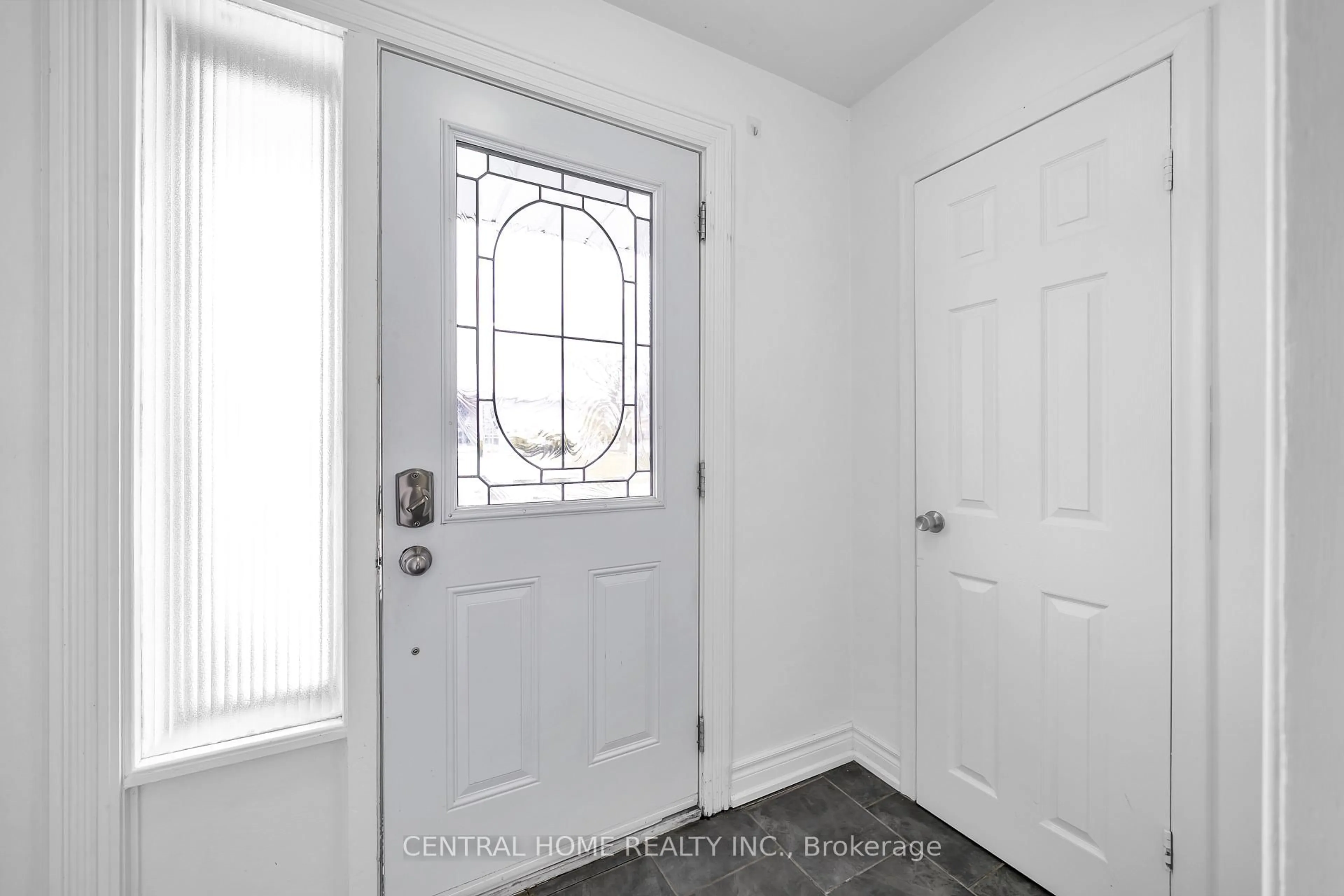 Indoor entryway for 1118 Athol St, Whitby Ontario L1N 4A7