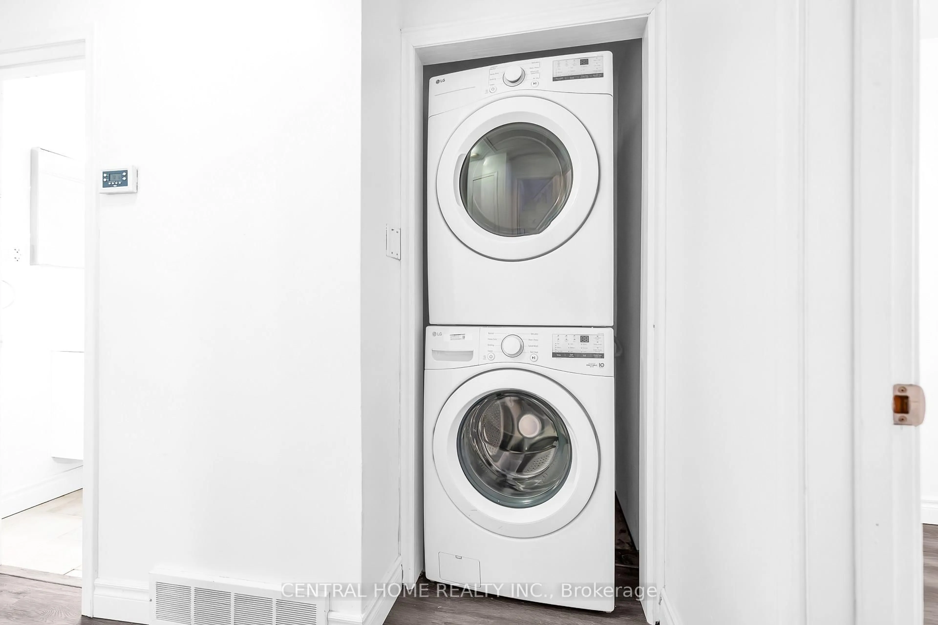Laundry room for 1118 Athol St, Whitby Ontario L1N 4A7
