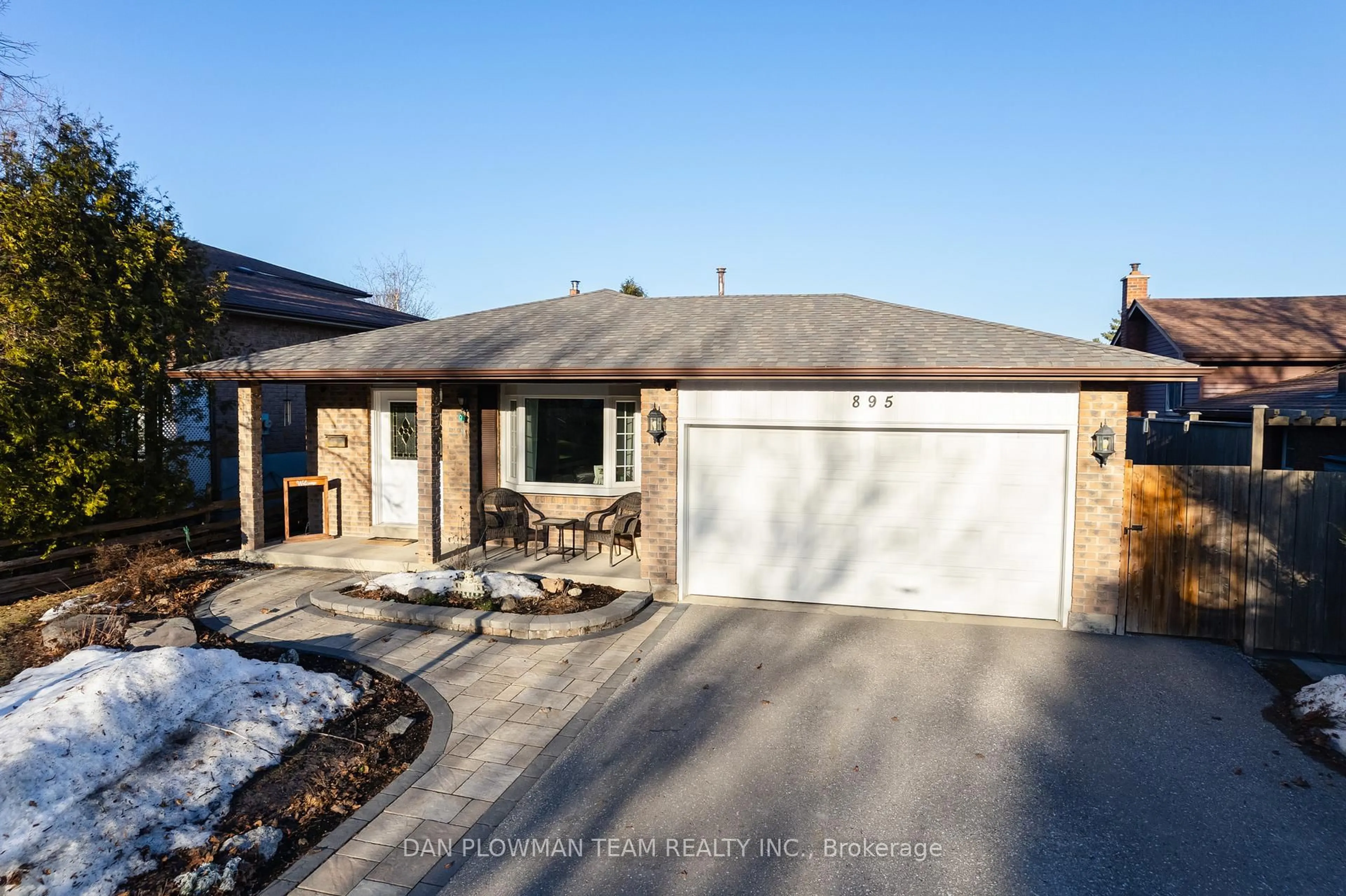 A pic from outside/outdoor area/front of a property/back of a property/a pic from drone, street for 895 Exeter St, Oshawa Ontario L1G 6R9