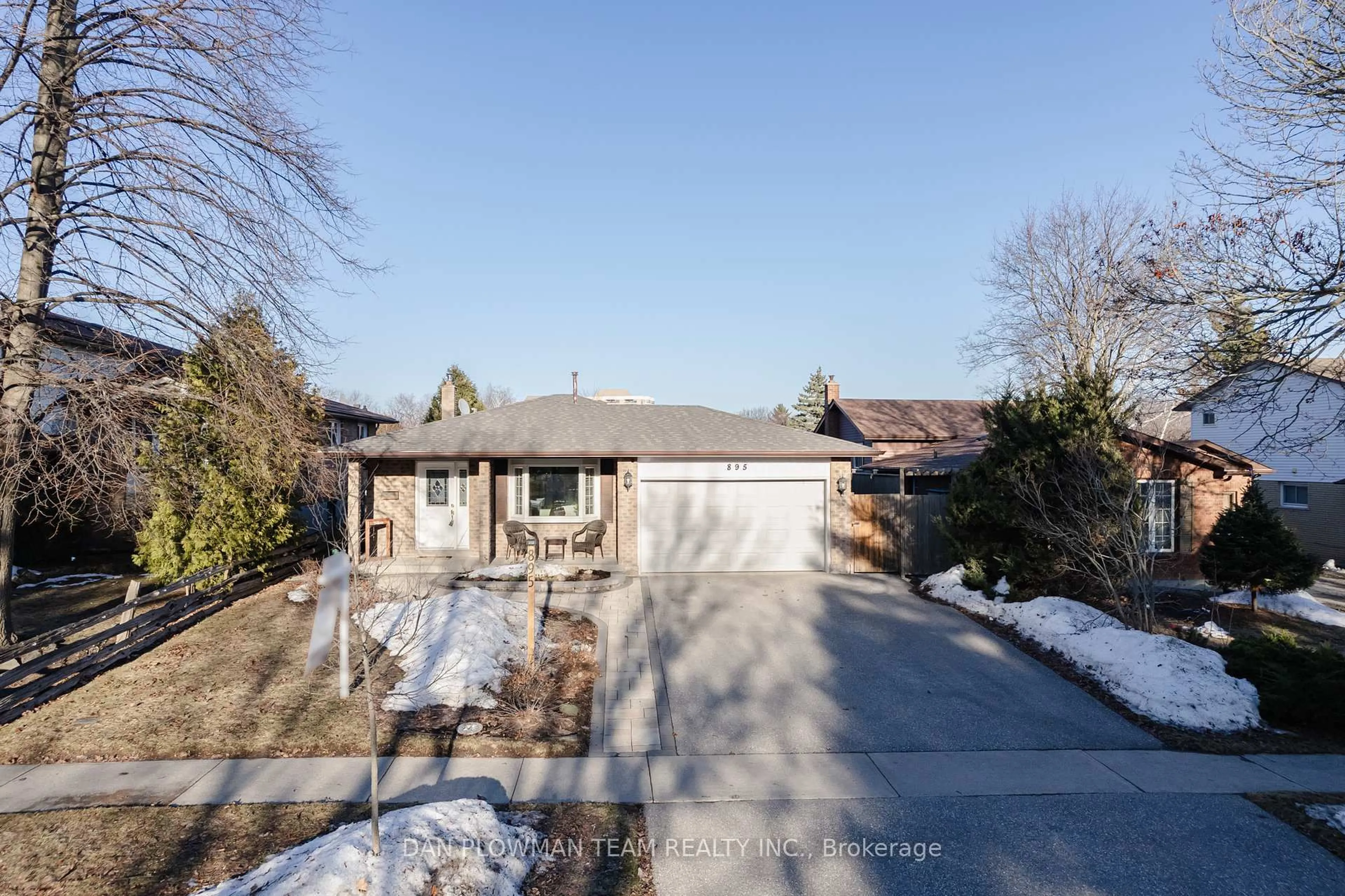 A pic from outside/outdoor area/front of a property/back of a property/a pic from drone, street for 895 Exeter St, Oshawa Ontario L1G 6R9