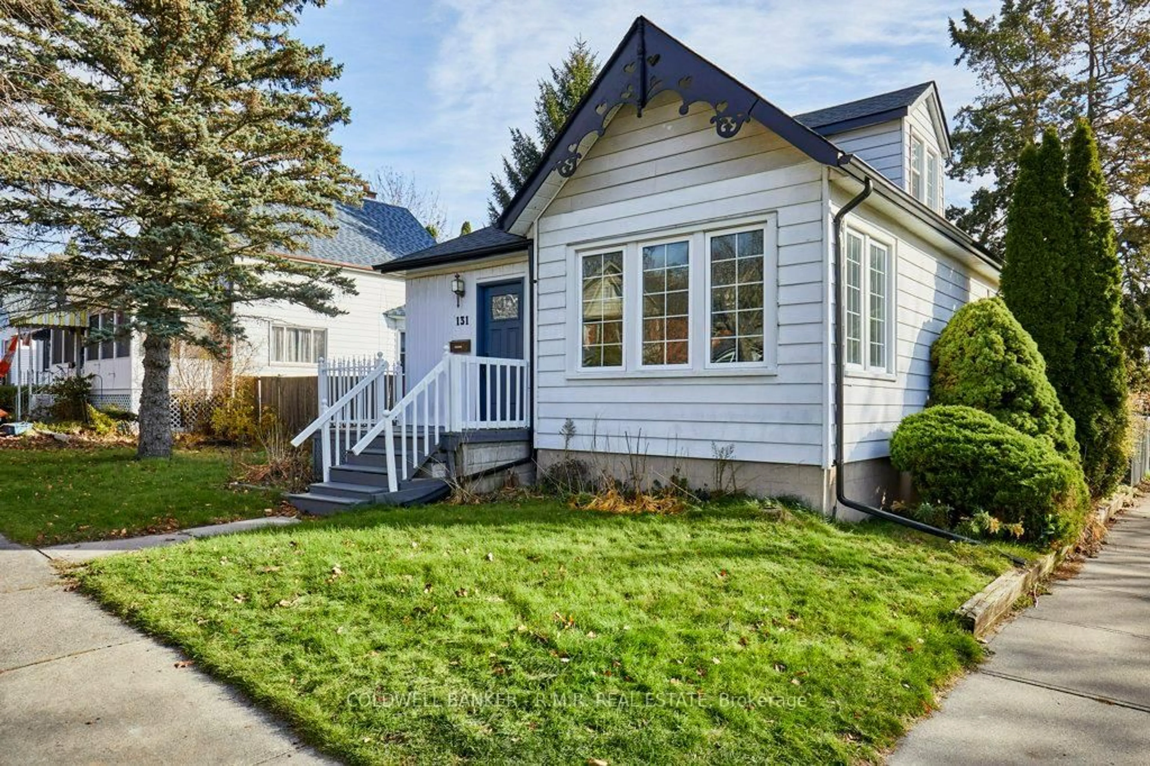 Home with vinyl exterior material, street for 131 Alma St, Oshawa Ontario L1G 2C1