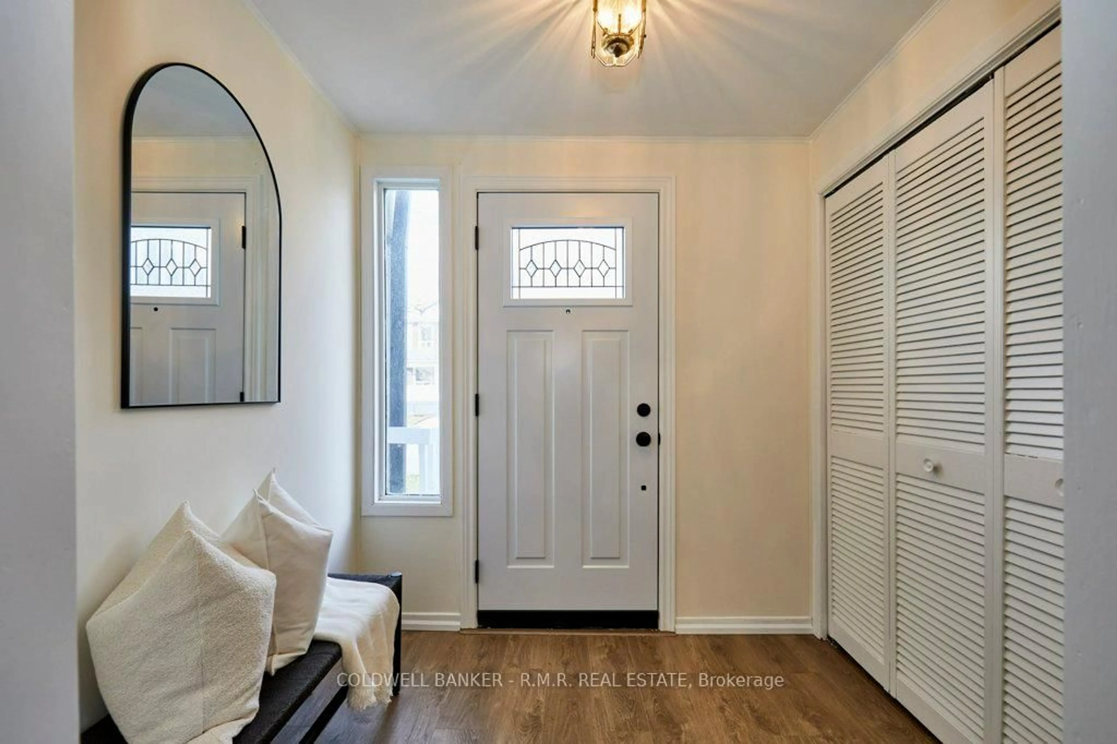 Indoor entryway for 131 Alma St, Oshawa Ontario L1G 2C1