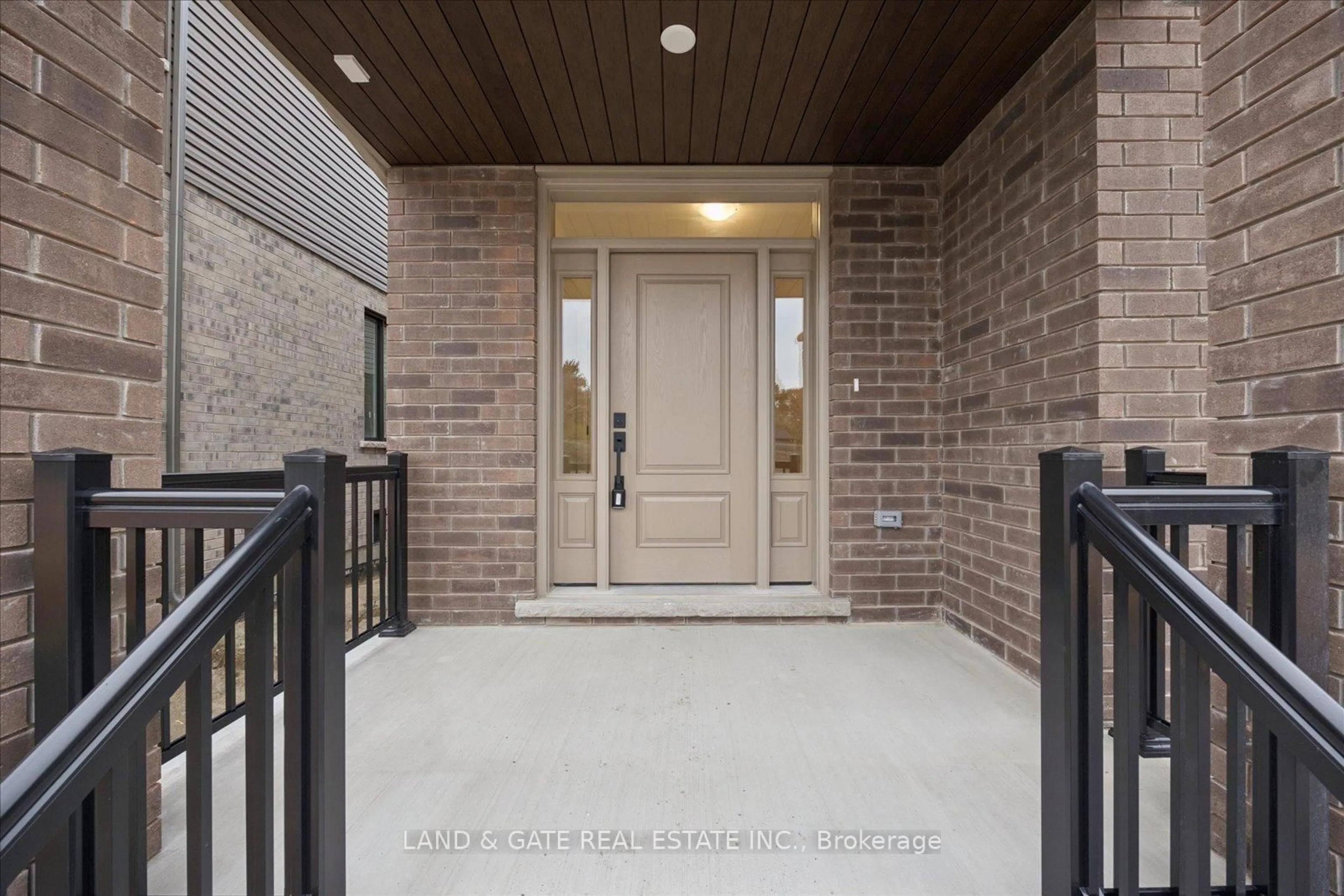 Indoor entryway for 989 Queensdale Ave, Oshawa Ontario L1H 0W5