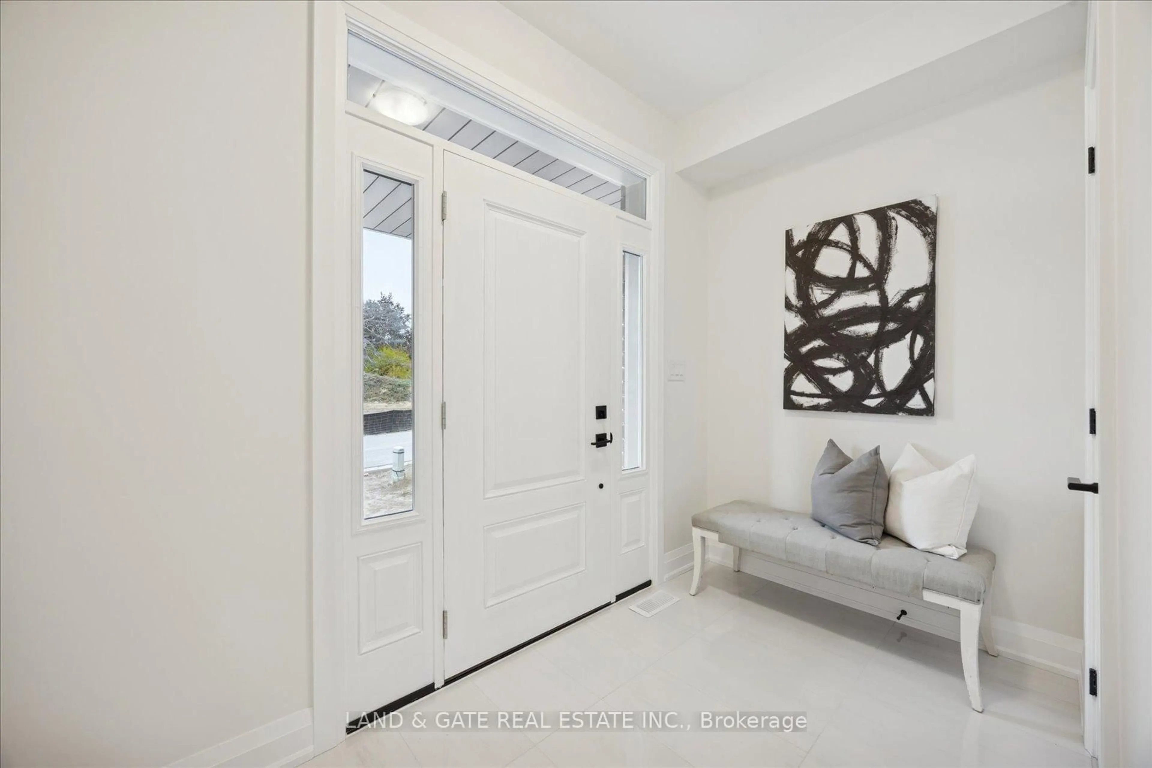 Indoor entryway for 989 Queensdale Ave, Oshawa Ontario L1H 0W5
