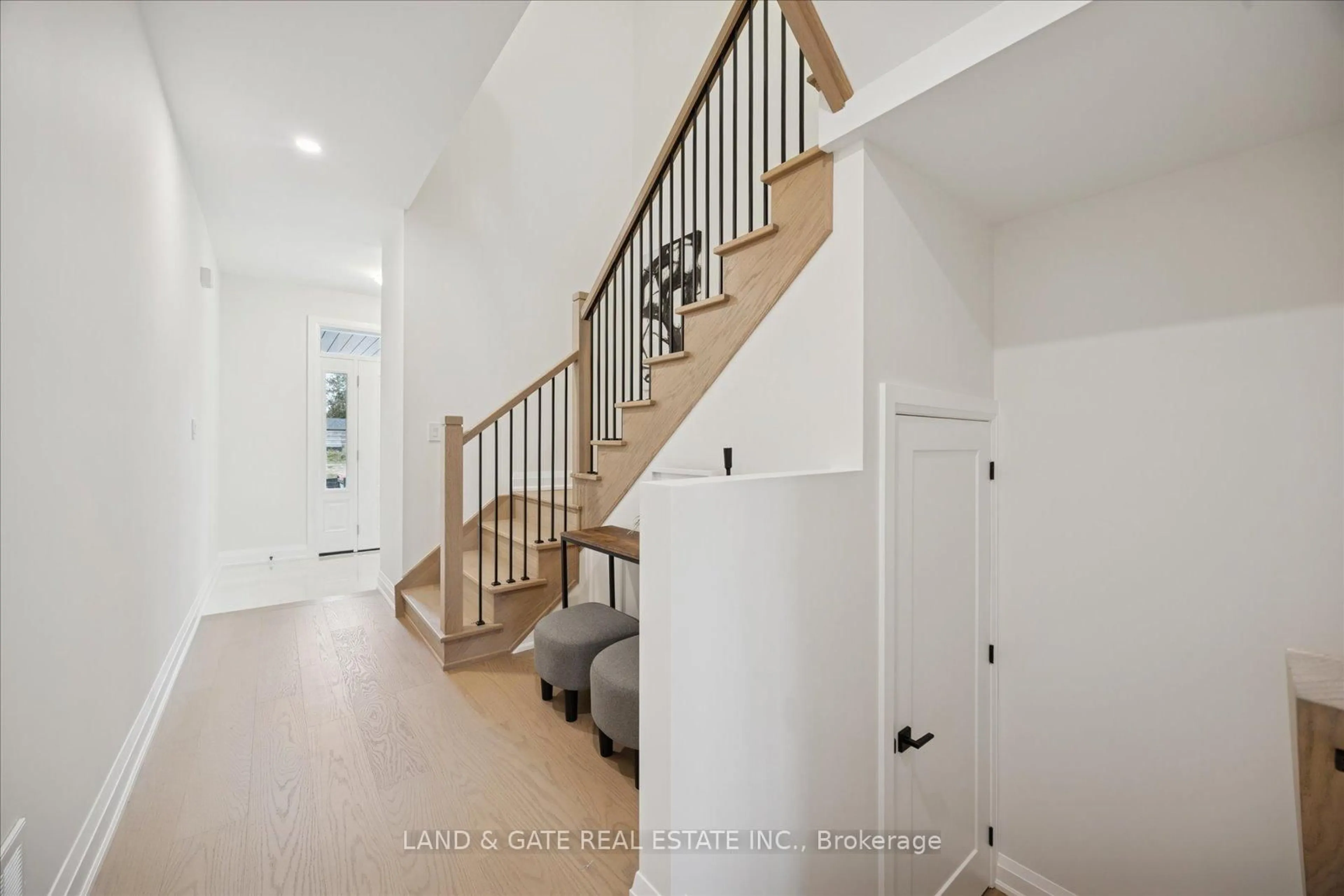 Indoor entryway for 989 Queensdale Ave, Oshawa Ontario L1H 0W5