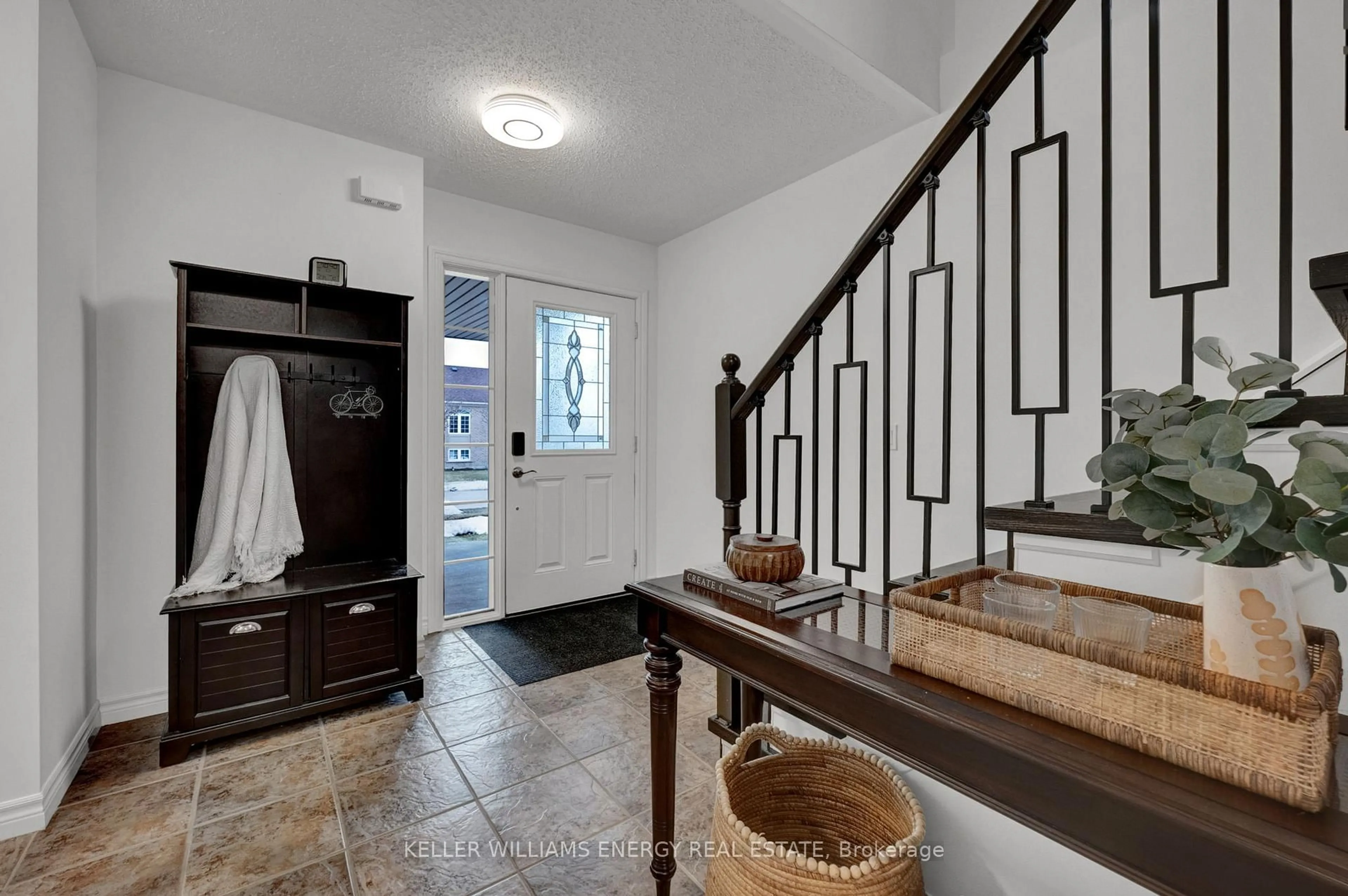 Indoor entryway for 1379 Wadebridge Cres, Oshawa Ontario L1K 3B1