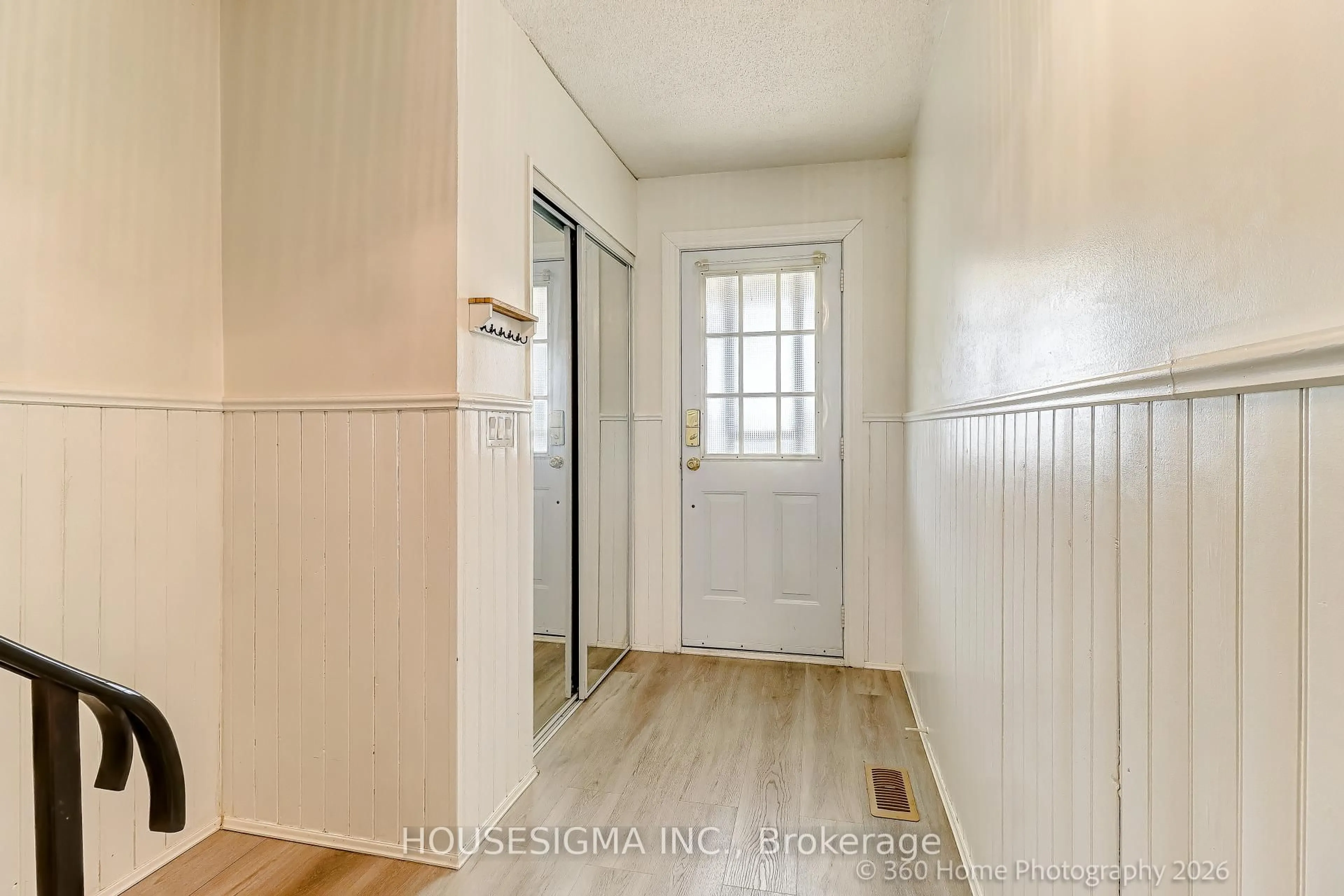 Indoor entryway for 927 Burns St #29, Whitby Ontario L1N 6J5