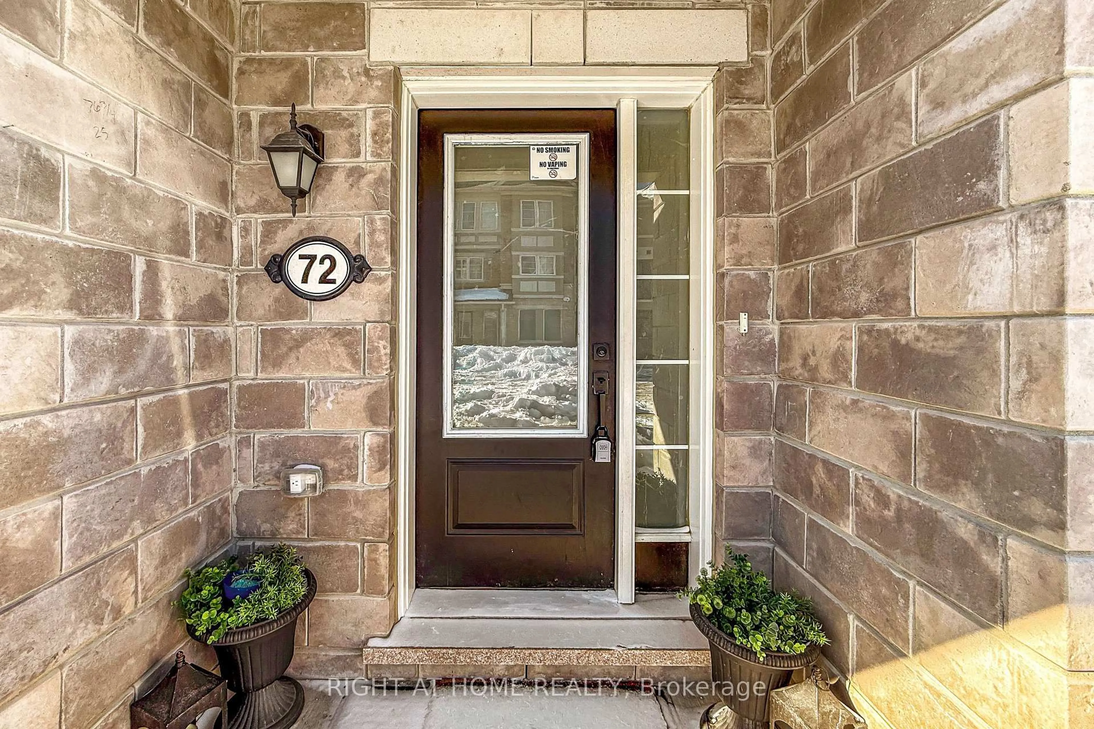Indoor entryway for 72 Ayers Cres, Toronto Ontario M1L 0C4