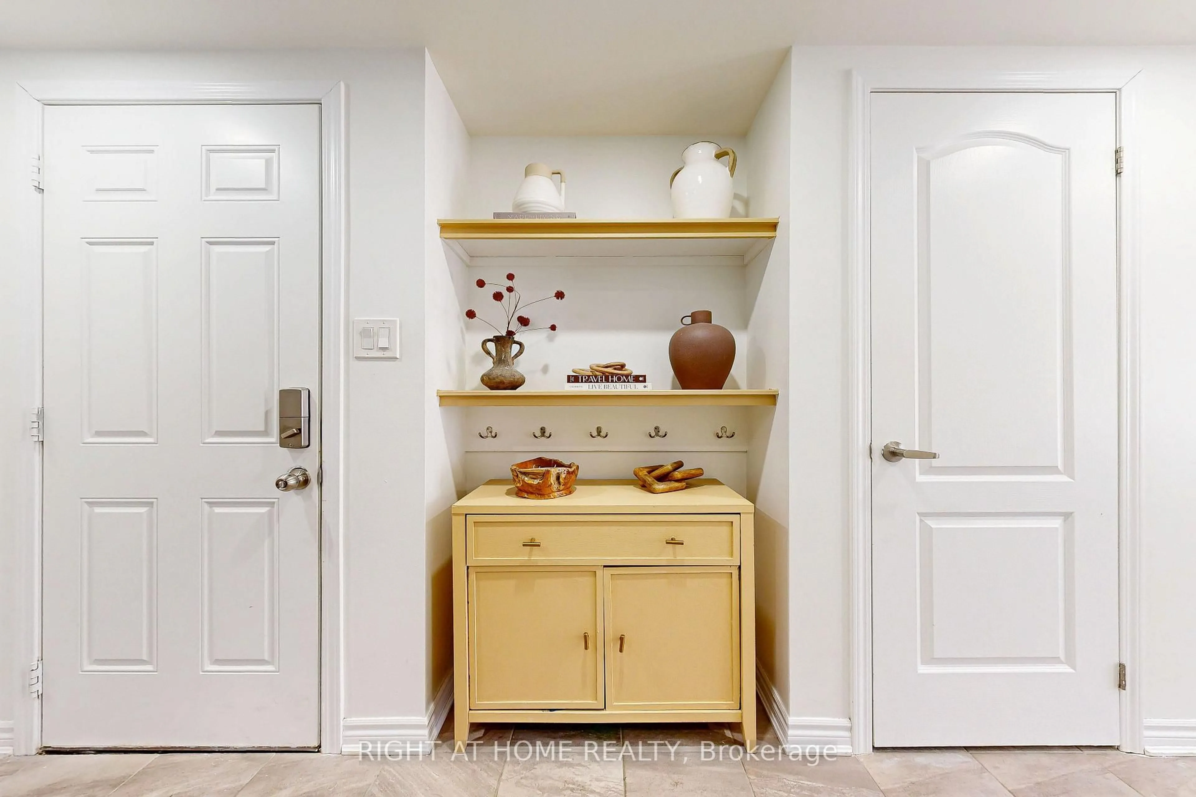 Indoor entryway for 72 Ayers Cres, Toronto Ontario M1L 0C4