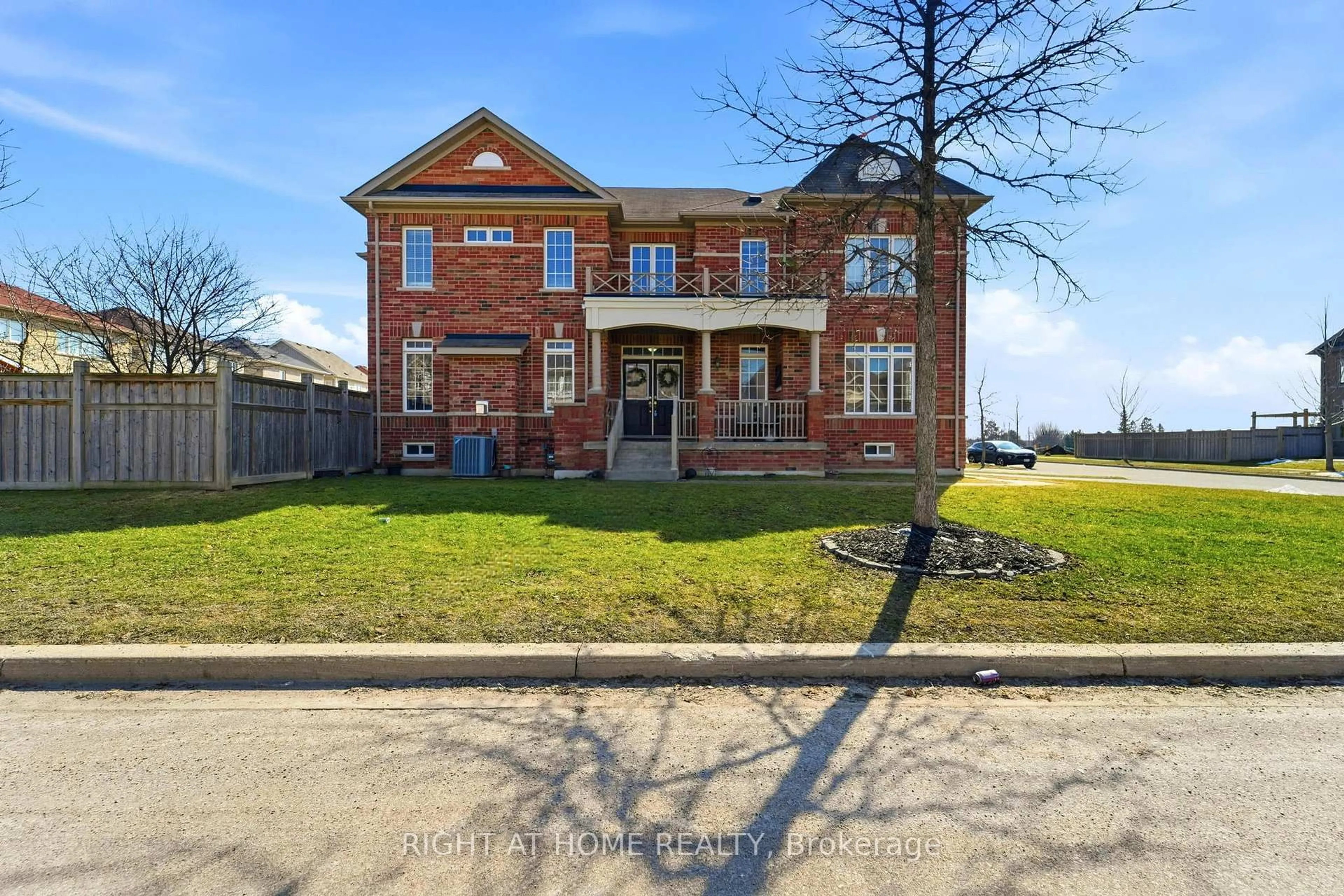 A pic from outside/outdoor area/front of a property/back of a property/a pic from drone, building for 156 Mcdonald Cres, Clarington Ontario L1B 1G9